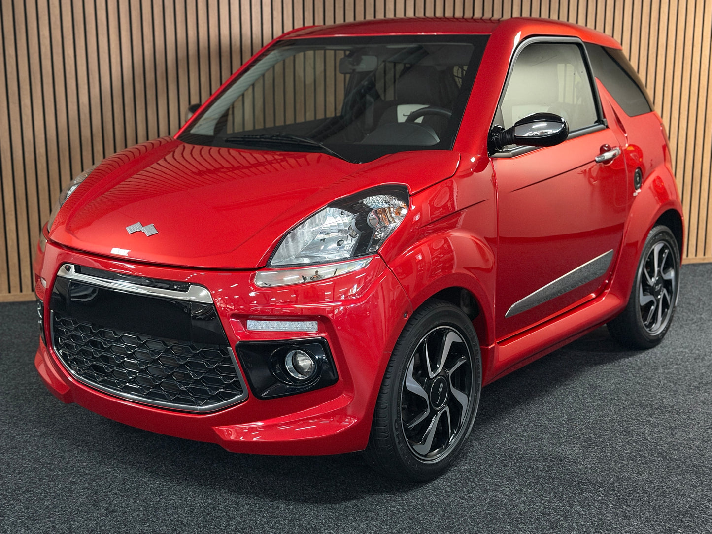 Ligier JS50 Rot Chrome Pack * Scheckheft | DCI Leiser Motor | Rückfahrkamera | 45 km/h | Rückfahrkamera | Innerhalb 250 KM Kostenlose Lieferung | Mopedauto | Leichtmobile