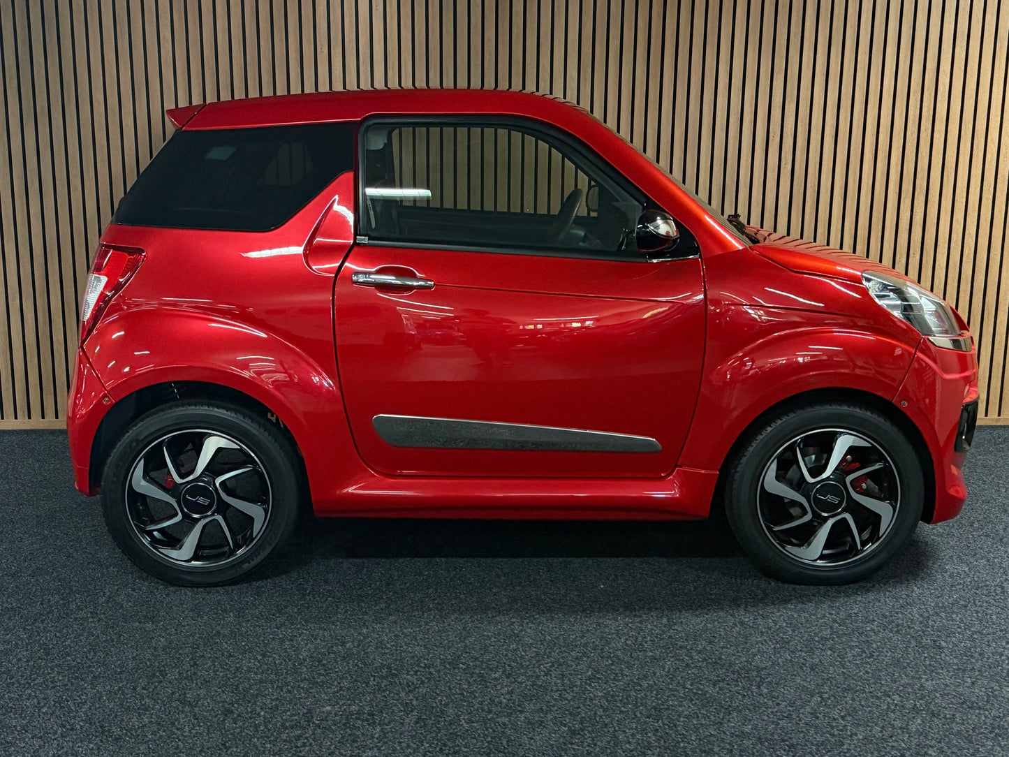 Ligier JS50 Rot Chrome Pack * Scheckheft | DCI Leiser Motor | Rückfahrkamera | 45 km/h | Rückfahrkamera | Innerhalb 250 KM Kostenlose Lieferung | Mopedauto | Leichtmobile