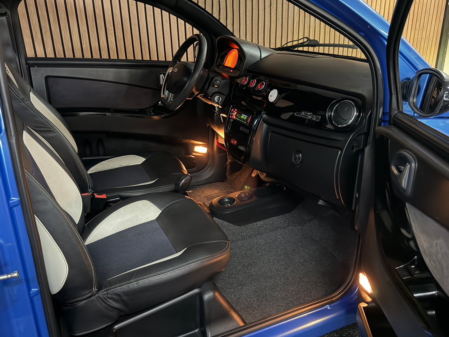 Ligier JSRC Coupe Sport | 8 PS leiser DCI Motor | Rückfahrkamera | 45 km/h | Rückfahrkamera | Innerhalb 250 KM Kostenlose Lieferung | Mopedauto | Leichtmobile