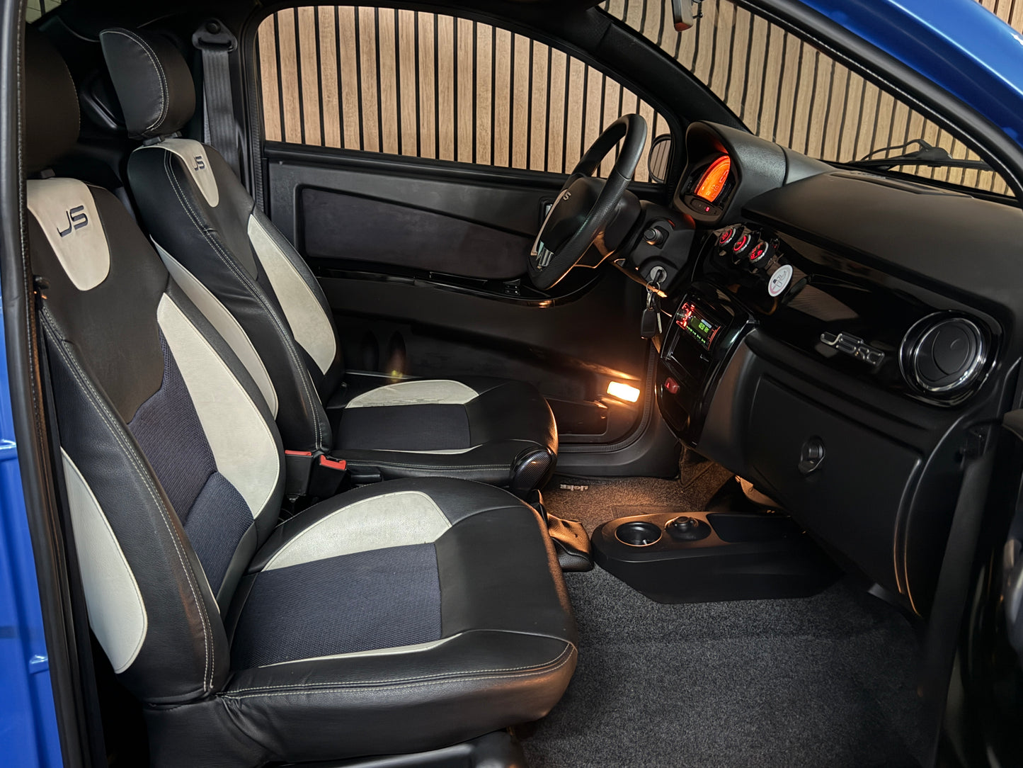 Ligier JSRC Coupe Sport | 8 PS leiser DCI Motor | Rückfahrkamera | 45 km/h | Rückfahrkamera | Innerhalb 250 KM Kostenlose Lieferung | Mopedauto | Leichtmobile