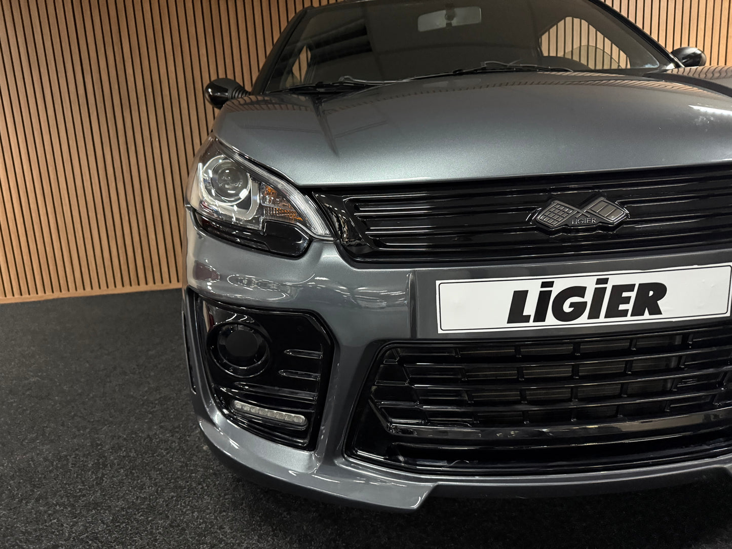 Ligier JS50 L Sport | 8 PS Motor | 45 km/h | Rückfahrkamera | Innerhalb 250 KM Kostenlose Lieferung | Mopedauto | Leichtmobile