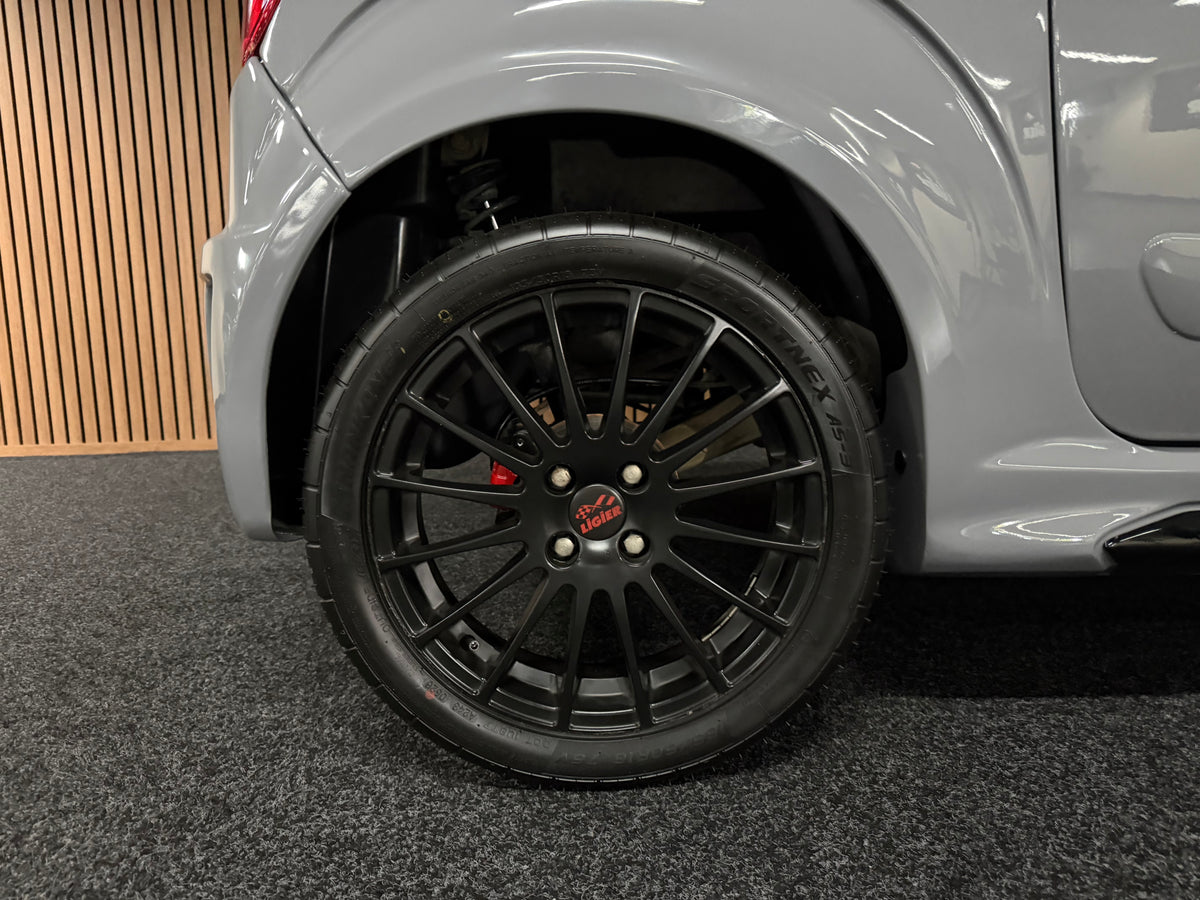 Ligier JS 50 Ultimate Sport | Klima | Nardo Grau | 8 PS leiser DCI Motor | Rückfahrkamera | 45 km/h | Innerhalb 250 KM Kostenlose Lieferung | Mopedauto | Leichtmobile