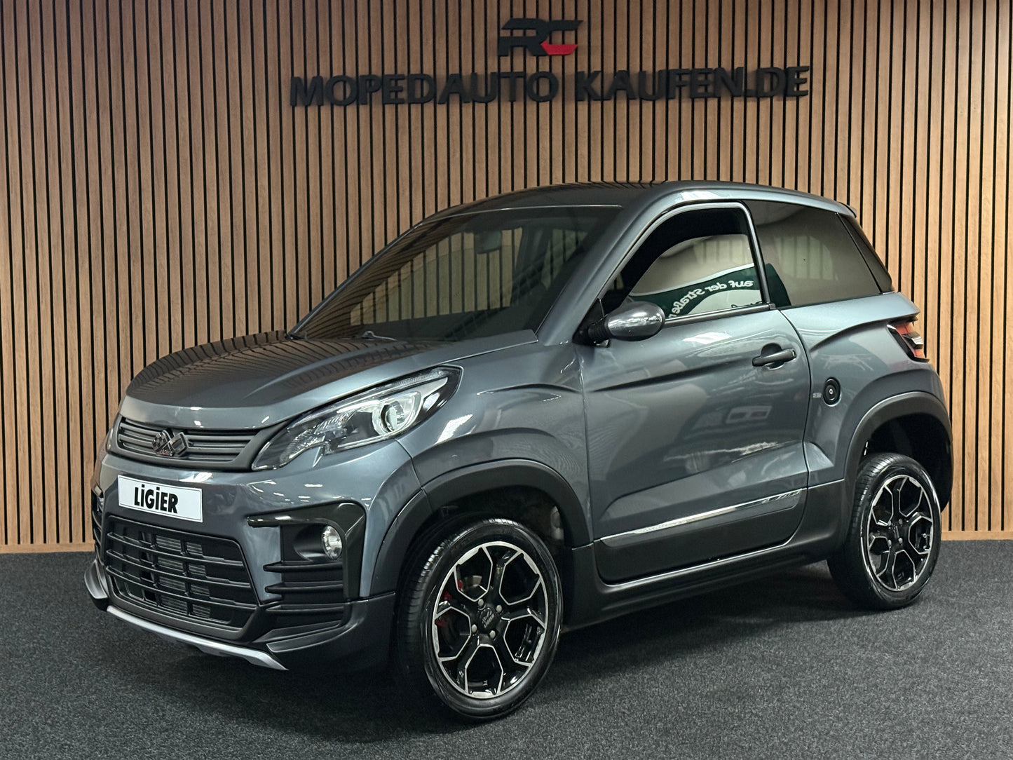 Ligier JS60 Grau | Servolenkung | Multi-Media | 8 PS leiser DCI Motor | 45 km/h | Rückfahrkamera | Innerhalb 250 KM Kostenlose Lieferung | Mopedauto | Leichtmobile