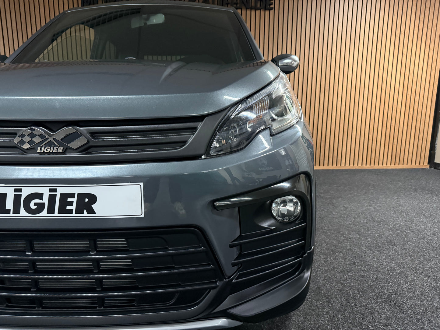 Ligier JS60 Grau | Servolenkung | Multi-Media | 8 PS leiser DCI Motor | 45 km/h | Rückfahrkamera | Innerhalb 250 KM Kostenlose Lieferung | Mopedauto | Leichtmobile