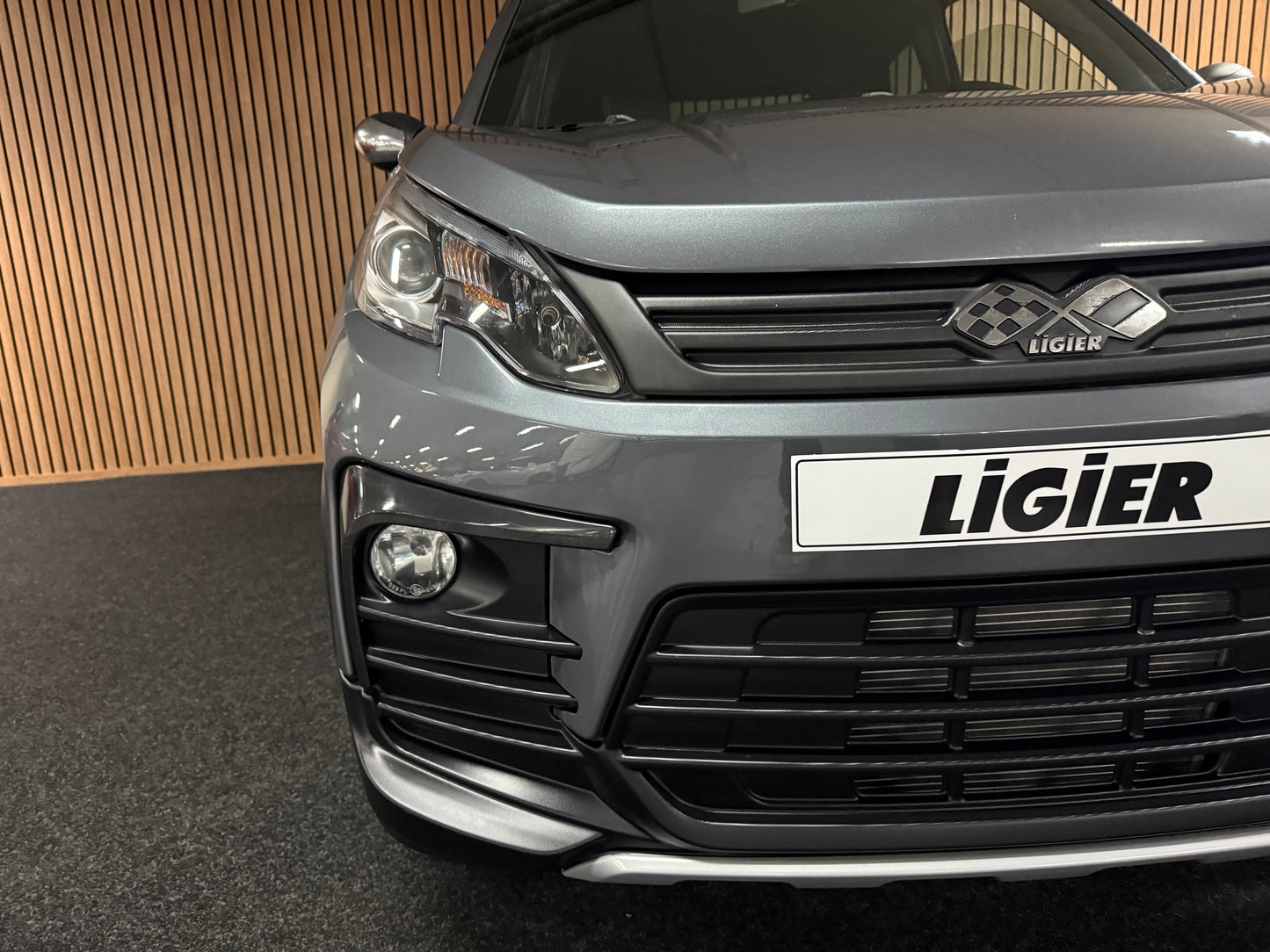 Ligier JS60 Grau | Servolenkung | Multi-Media | 8 PS leiser DCI Motor | 45 km/h | Rückfahrkamera | Innerhalb 250 KM Kostenlose Lieferung | Mopedauto | Leichtmobile