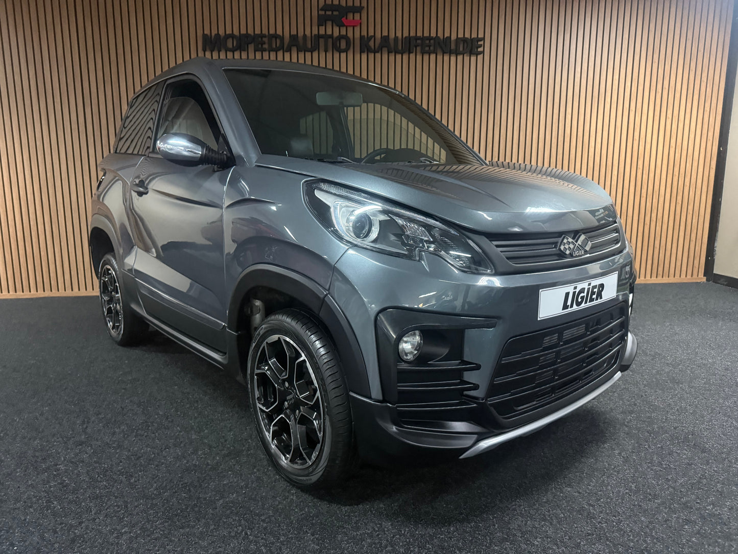 Ligier JS60 Grau | Servolenkung | Multi-Media | 8 PS leiser DCI Motor | 45 km/h | Rückfahrkamera | Innerhalb 250 KM Kostenlose Lieferung | Mopedauto | Leichtmobile