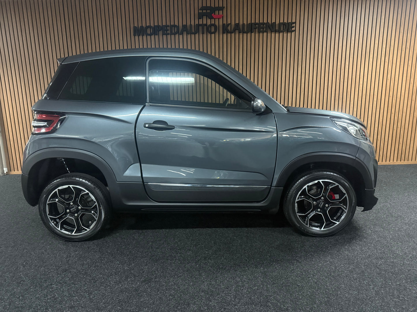 Ligier JS60 Grau | Servolenkung | Multi-Media | 8 PS leiser DCI Motor | 45 km/h | Rückfahrkamera | Innerhalb 250 KM Kostenlose Lieferung | Mopedauto | Leichtmobile