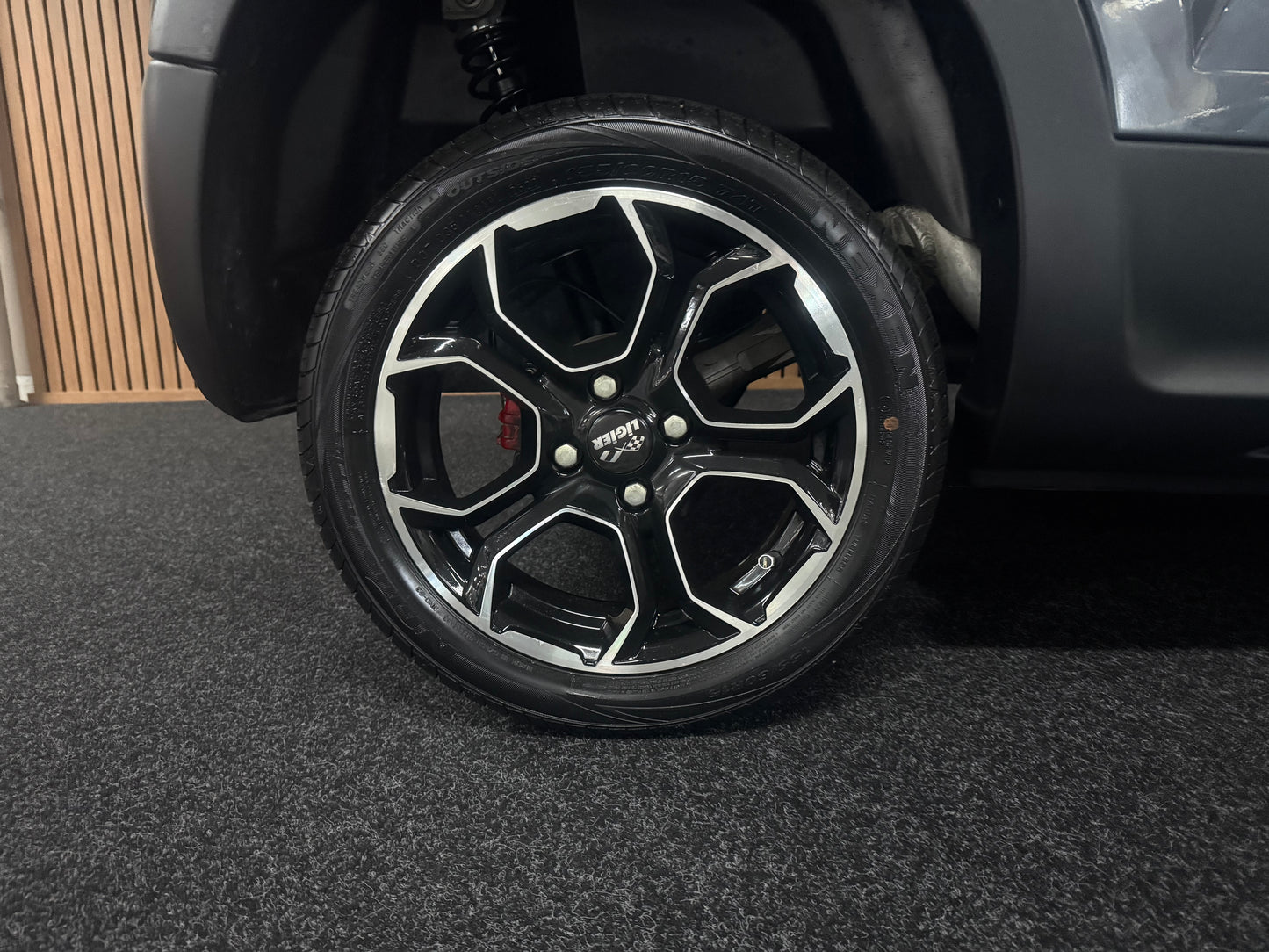 Ligier JS60 Grau | Servolenkung | Multi-Media | 8 PS leiser DCI Motor | 45 km/h | Rückfahrkamera | Innerhalb 250 KM Kostenlose Lieferung | Mopedauto | Leichtmobile