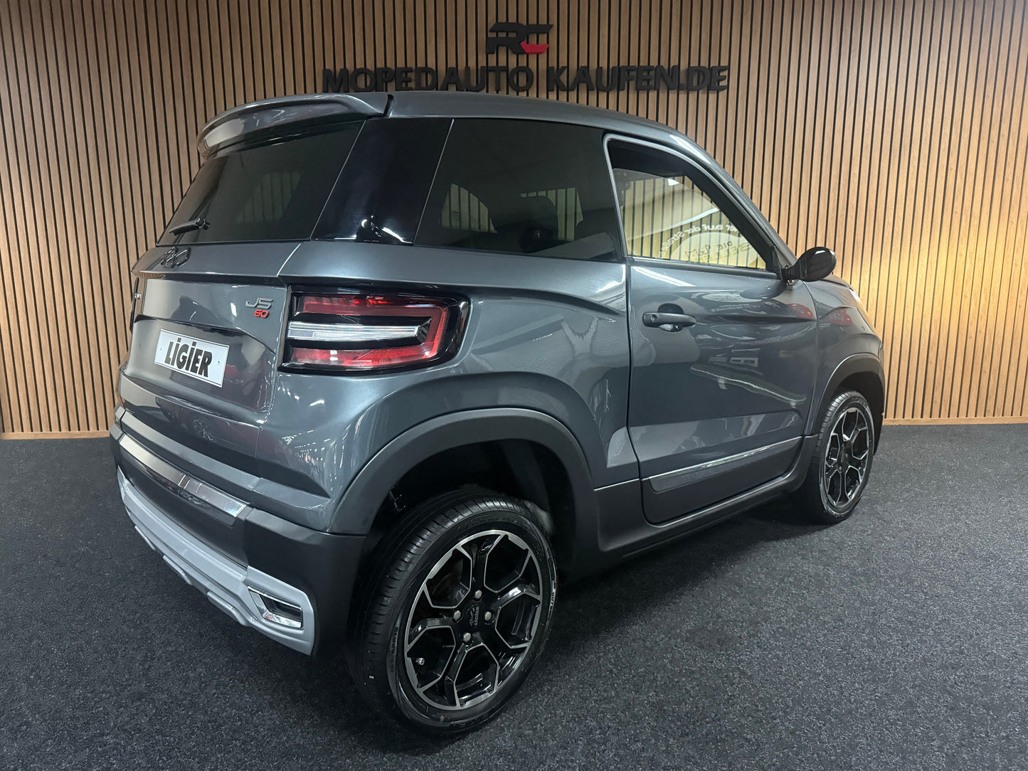 Ligier JS60 Grau | Servolenkung | Multi-Media | 8 PS leiser DCI Motor | 45 km/h | Rückfahrkamera | Innerhalb 250 KM Kostenlose Lieferung | Mopedauto | Leichtmobile