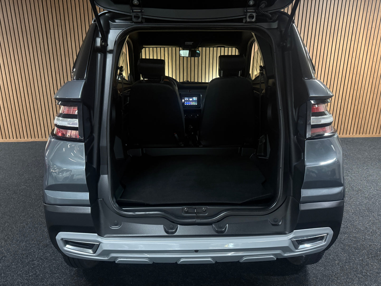 Ligier JS60 Grau | Servolenkung | Multi-Media | 8 PS leiser DCI Motor | 45 km/h | Rückfahrkamera | Innerhalb 250 KM Kostenlose Lieferung | Mopedauto | Leichtmobile