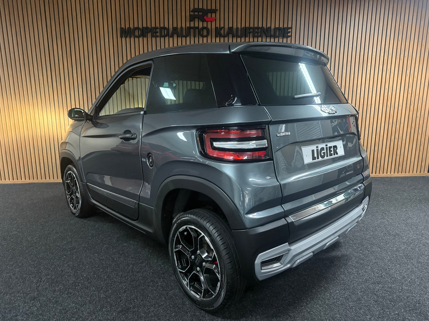 Ligier JS60 Grau | Servolenkung | Multi-Media | 8 PS leiser DCI Motor | 45 km/h | Rückfahrkamera | Innerhalb 250 KM Kostenlose Lieferung | Mopedauto | Leichtmobile