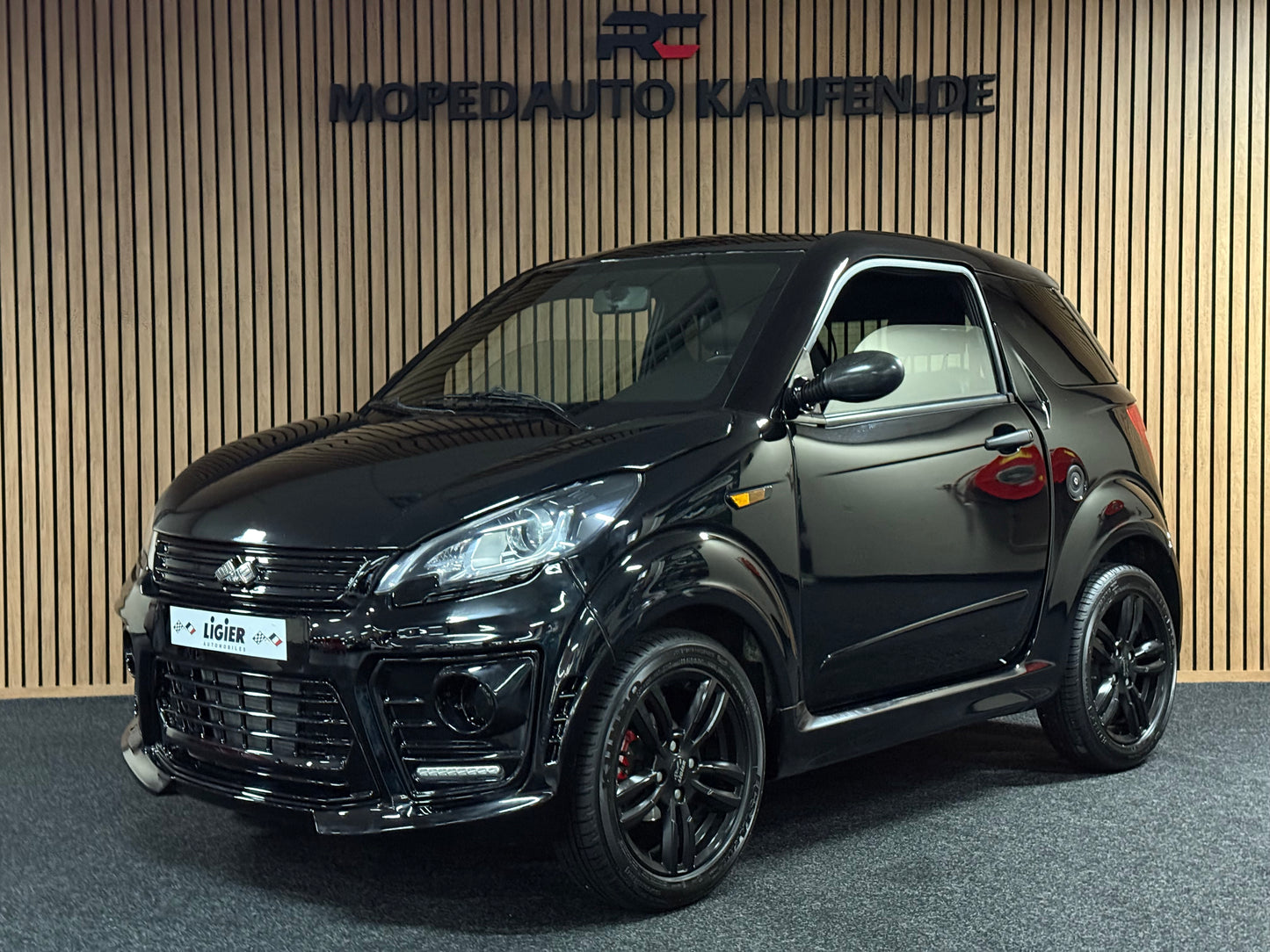 Ligier JS50 Sport Black on Black | Servolenkung | 8 PS leiser DCI Motor | 45 km/h | Rückfahrkamera | Innerhalb 250 KM Kostenlose Lieferung | Mopedauto | Leichtmobile