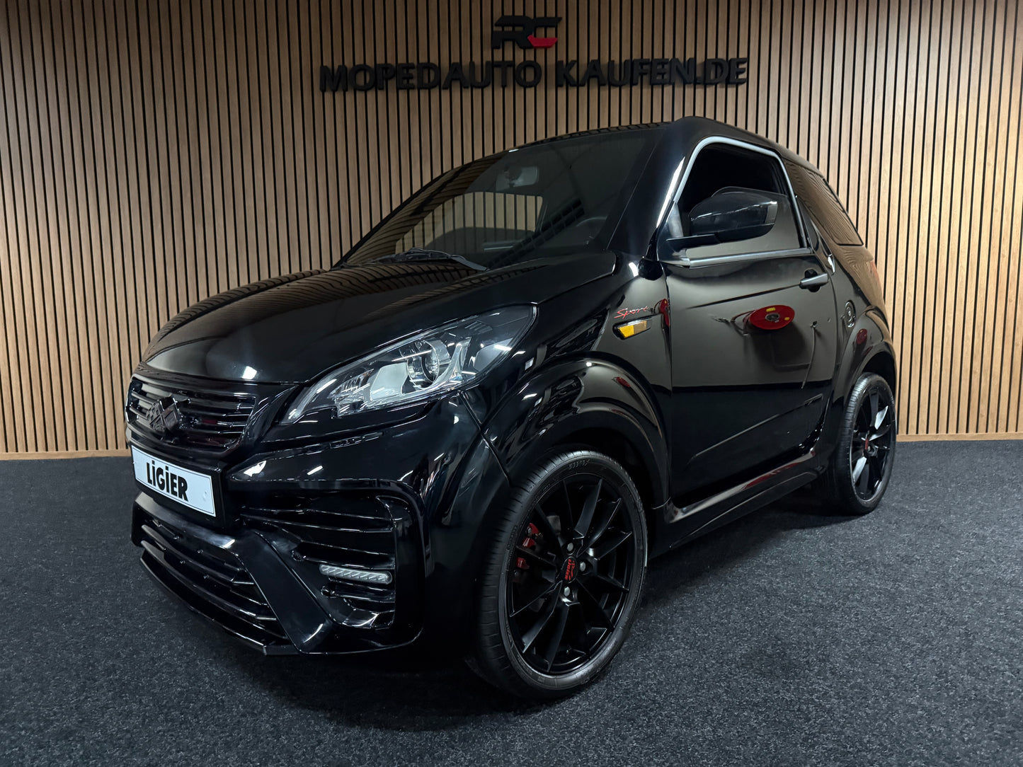 Ligier JS50 Sport 2024 Black on Black | Servolenkung | DAB + / Apple Carplay |  8 PS leiser DCI Motor | 45 km/h | Rückfahrkamera | Innerhalb 250 KM Kostenlose Lieferung | Mopedauto | Leichtmobile