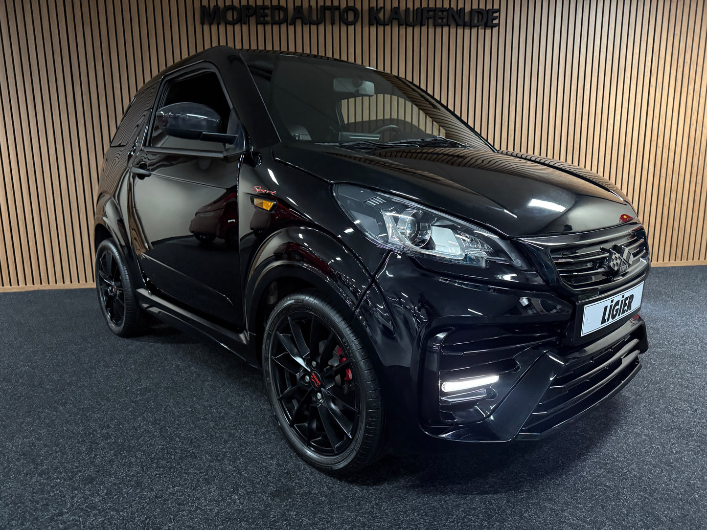 Ligier JS50 Sport 2024 Black on Black | Servolenkung | DAB + / Apple Carplay |  8 PS leiser DCI Motor | 45 km/h | Rückfahrkamera | Innerhalb 250 KM Kostenlose Lieferung | Mopedauto | Leichtmobile