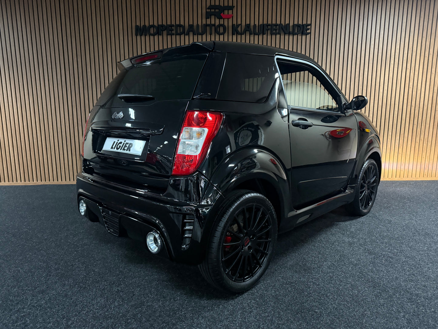 Ligier JS50 Sport Ultimate | Servolenkung | Black on Black Edition | 8 PS leiser DCI Motor | 45 km/h | Rückfahrkamera | Innerhalb 250 KM Kostenlose Lieferung | Mopedauto | Leichtmobile