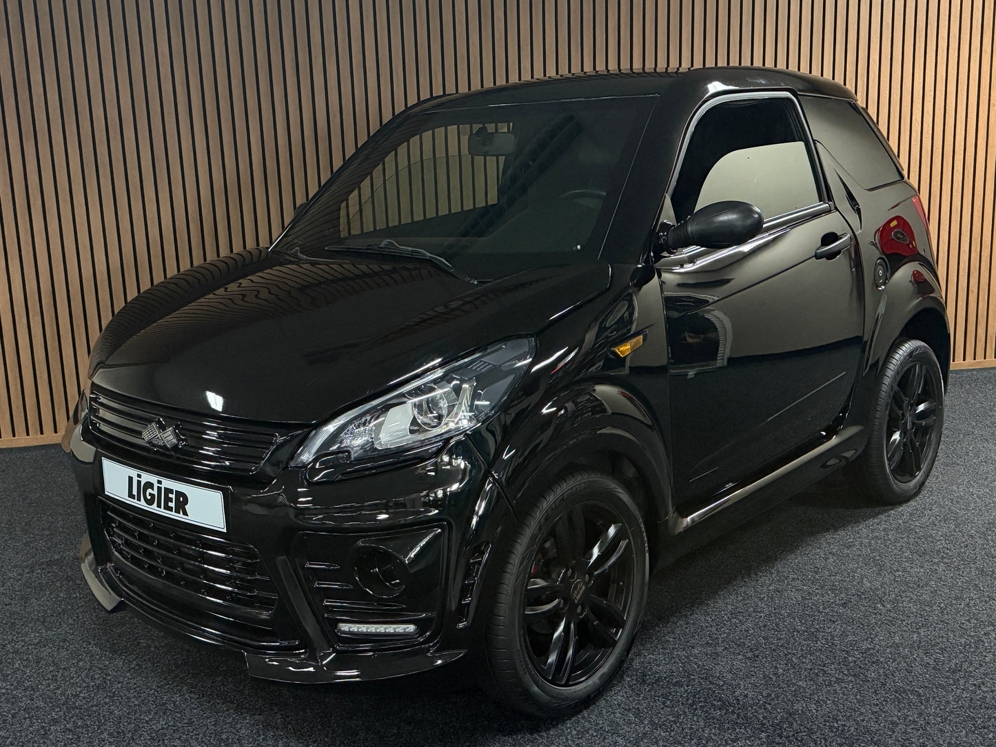 Ligier JS50 Sport | Servo | KLIMA !! | Apple Carplay / Black on Black | 8 PS leiser DCI Motor | 45 km/h | Innerhalb 250 KM Kostenlose Lieferung | Mopedauto | Leichtmobile