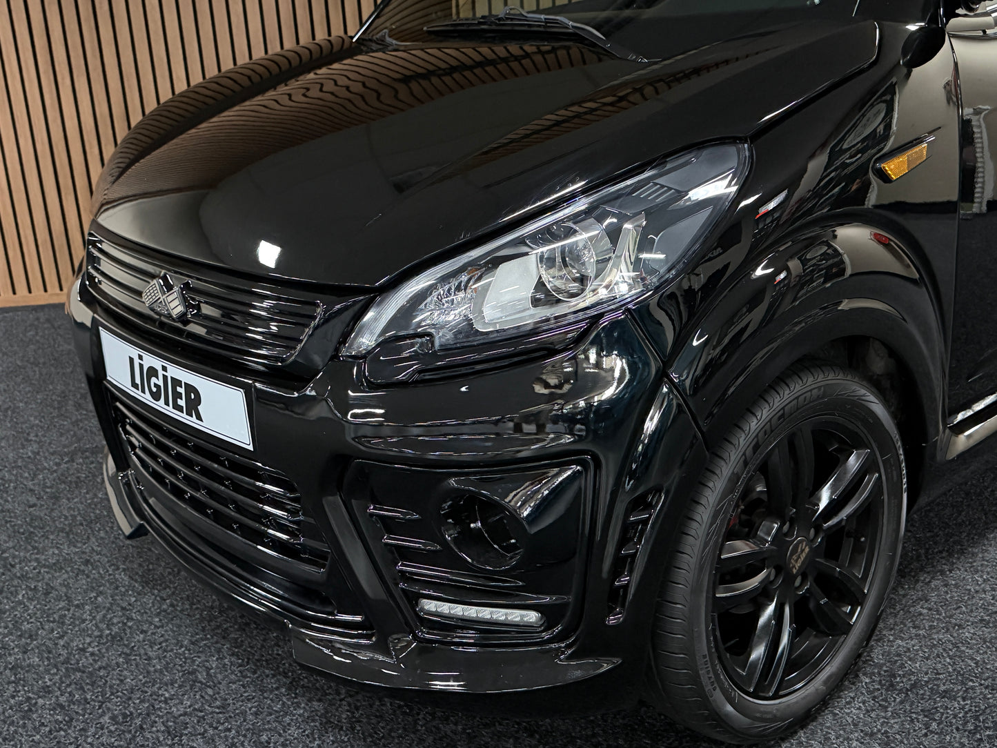 Ligier JS50 Sport | Servo | KLIMA !! | Apple Carplay / Black on Black | 8 PS leiser DCI Motor | 45 km/h | Innerhalb 250 KM Kostenlose Lieferung | Mopedauto | Leichtmobile