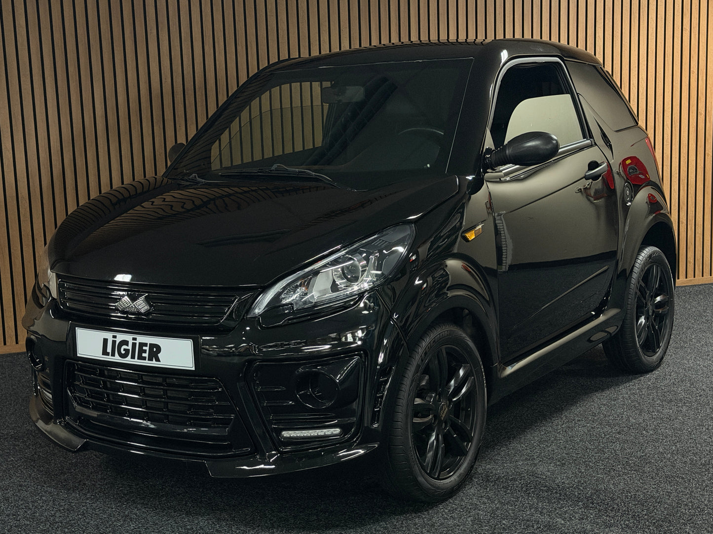 Ligier JS50 Sport | Servo | KLIMA !! | Apple Carplay / Black on Black | 8 PS leiser DCI Motor | 45 km/h | Innerhalb 250 KM Kostenlose Lieferung | Mopedauto | Leichtmobile