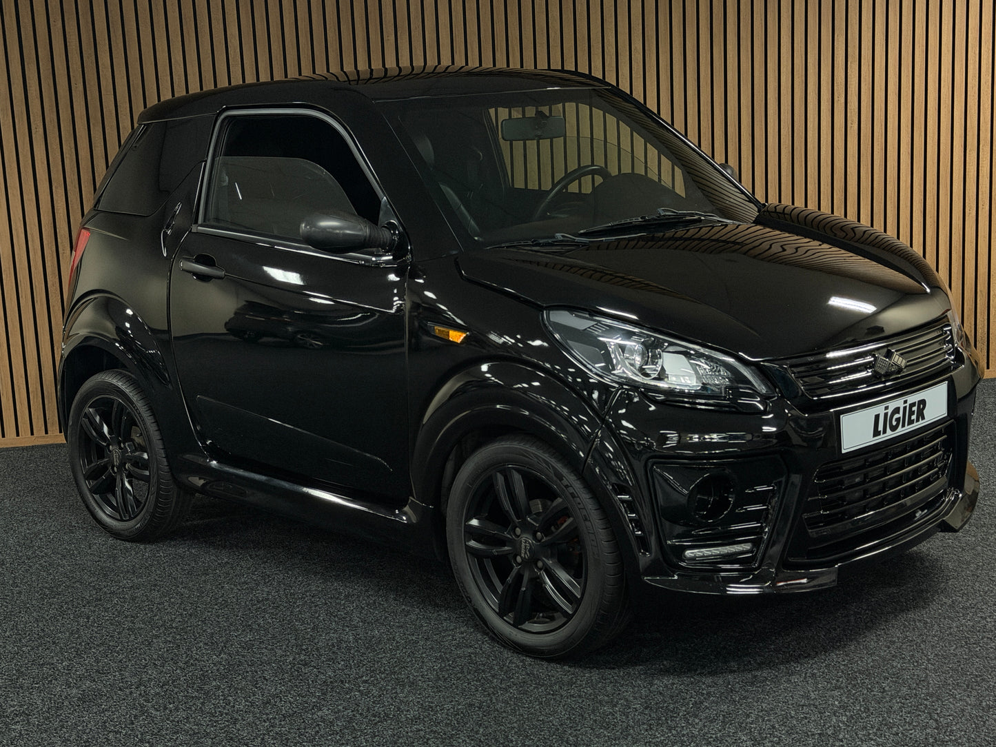 Ligier JS50 Sport | Servo | KLIMA !! | Apple Carplay / Black on Black | 8 PS leiser DCI Motor | 45 km/h | Innerhalb 250 KM Kostenlose Lieferung | Mopedauto | Leichtmobile
