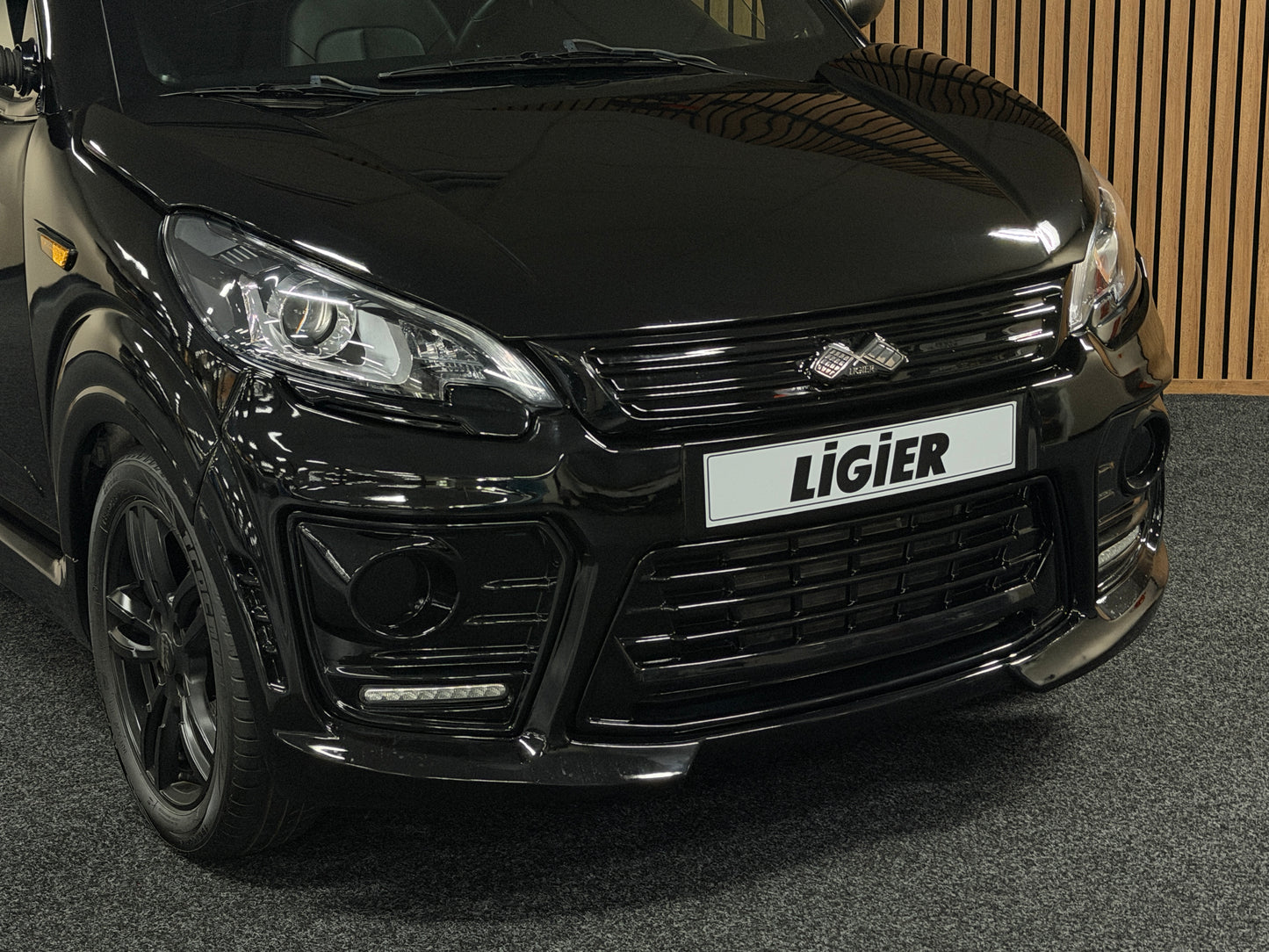 Ligier JS50 Sport | Servo | KLIMA !! | Apple Carplay / Black on Black | 8 PS leiser DCI Motor | 45 km/h | Innerhalb 250 KM Kostenlose Lieferung | Mopedauto | Leichtmobile