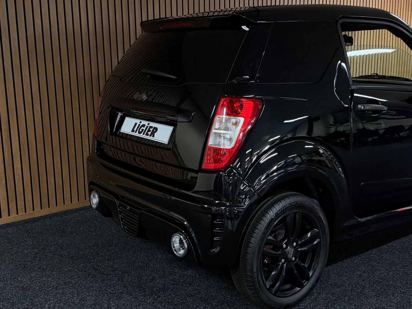 Ligier JS50 Sport | Servo | KLIMA !! | Apple Carplay / Black on Black | 8 PS leiser DCI Motor | 45 km/h | Innerhalb 250 KM Kostenlose Lieferung | Mopedauto | Leichtmobile