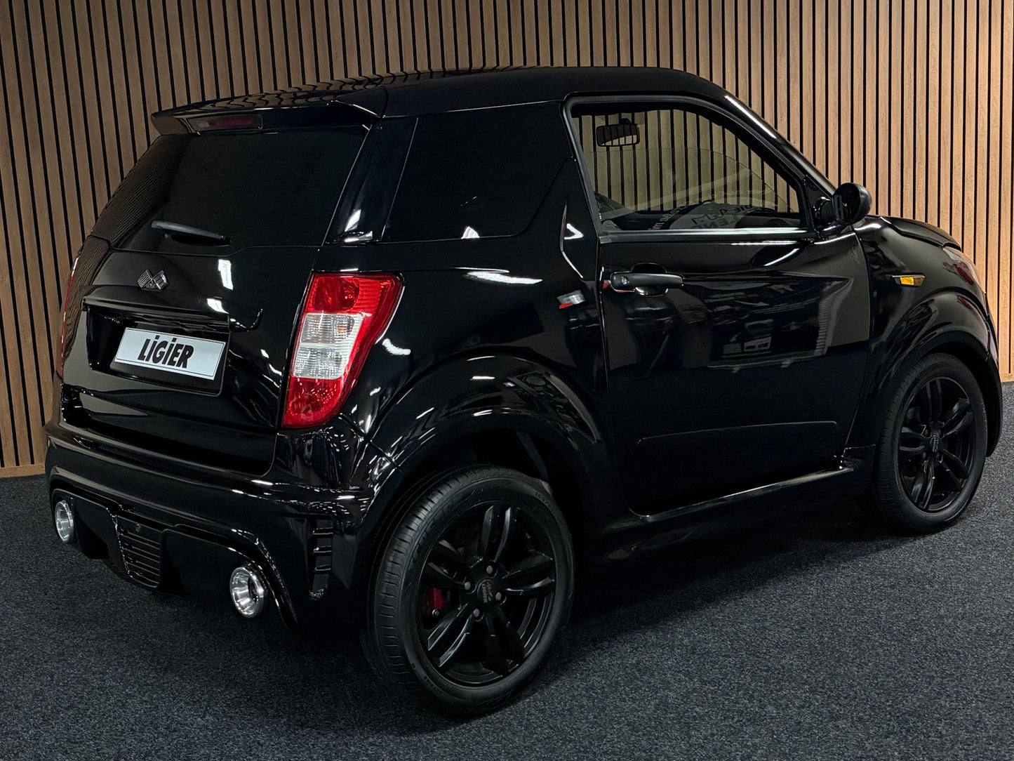 Ligier JS50 Sport | Servo | KLIMA !! | Apple Carplay / Black on Black | 8 PS leiser DCI Motor | 45 km/h | Innerhalb 250 KM Kostenlose Lieferung | Mopedauto | Leichtmobile