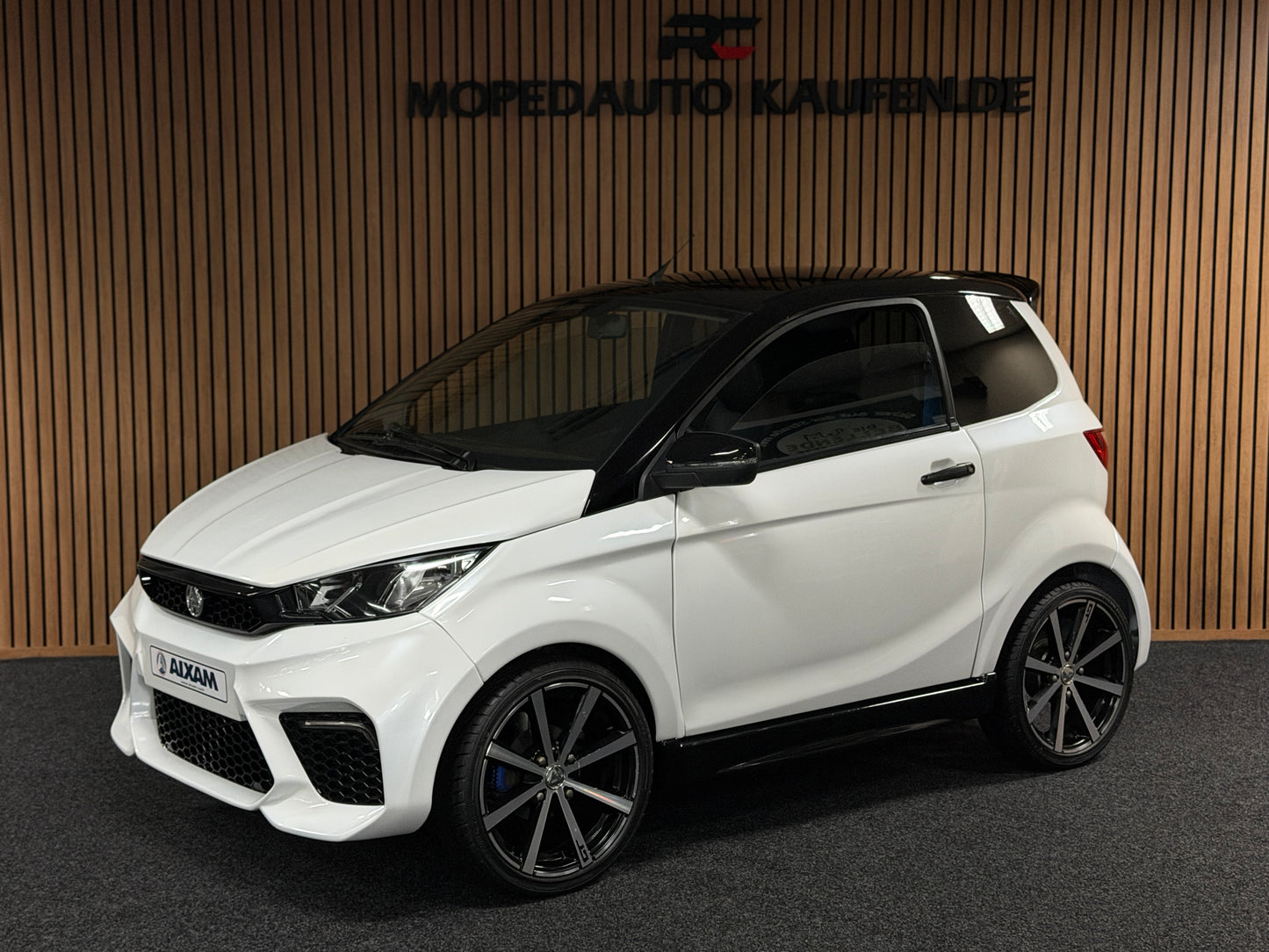 Aixam GTO Sport Weiß | 8 PS Kubota Motor | 45 km/h | Rückfahrkamera / Apple Carplay / Blaue Sicherheitsgurte / GTO Sportsitze | Innerhalb 250 KM Kostenlose Lieferung | Mopedauto | Leichtmobile