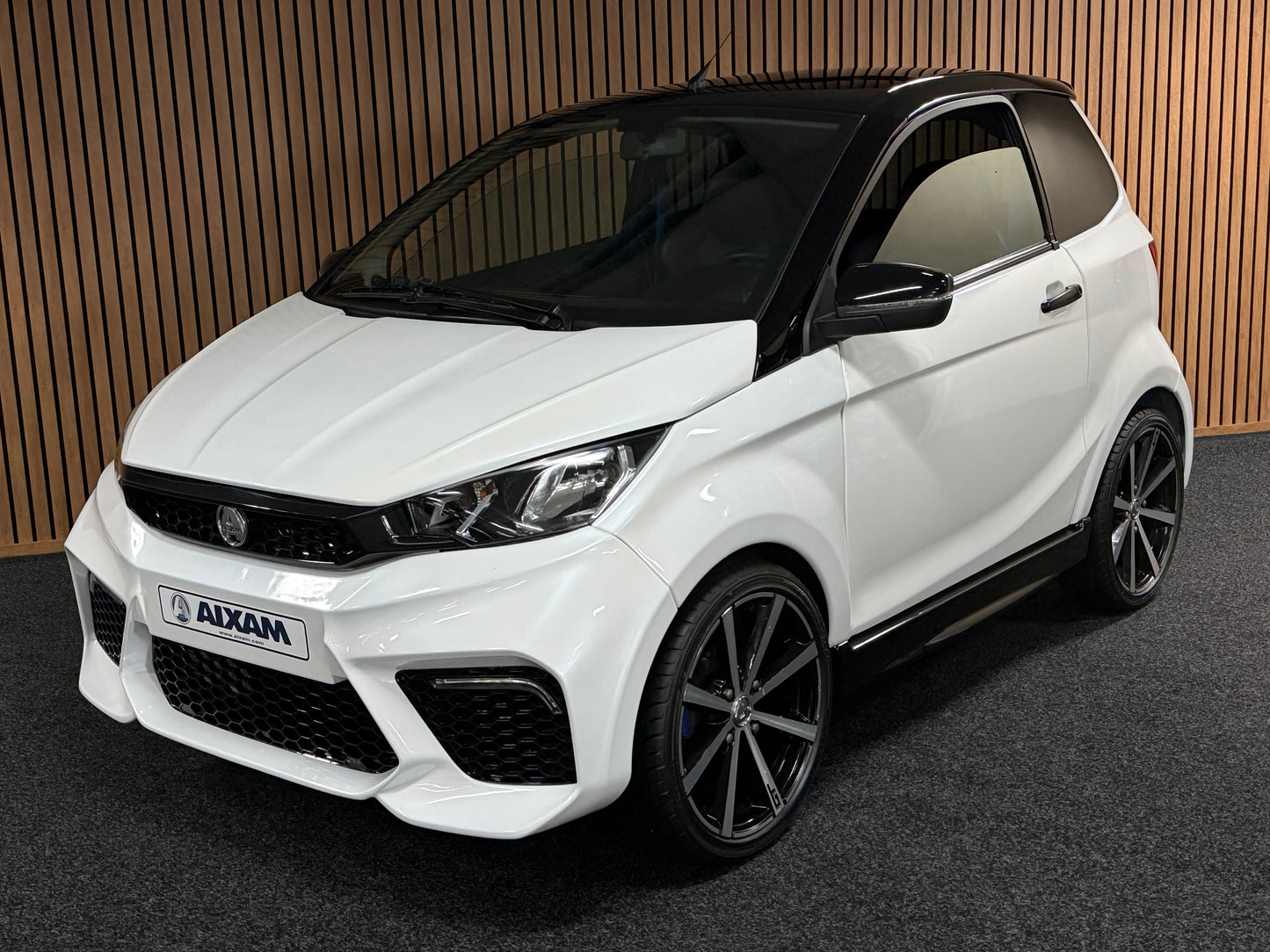 Aixam GTO Sport Weiß | 8 PS Kubota Motor | 45 km/h | Rückfahrkamera / Apple Carplay / Blaue Sicherheitsgurte / GTO Sportsitze | Innerhalb 250 KM Kostenlose Lieferung | Mopedauto | Leichtmobile