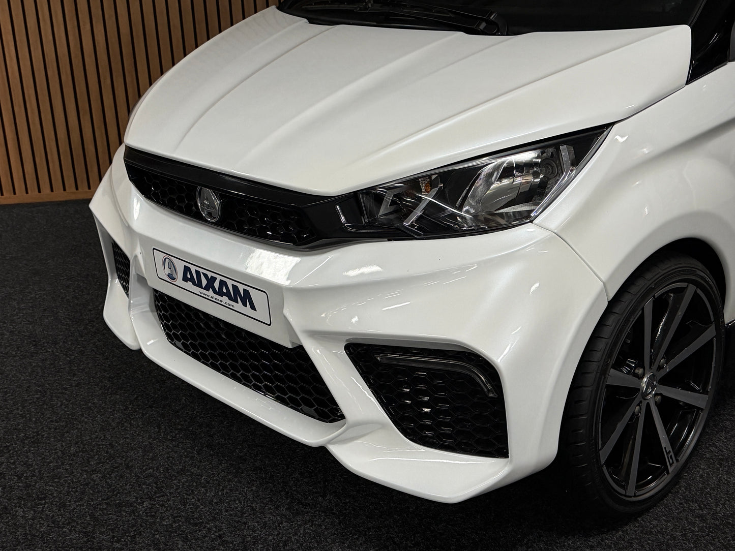 Aixam GTO Sport Weiß | 8 PS Kubota Motor | 45 km/h | Rückfahrkamera / Apple Carplay / Blaue Sicherheitsgurte / GTO Sportsitze | Innerhalb 250 KM Kostenlose Lieferung | Mopedauto | Leichtmobile