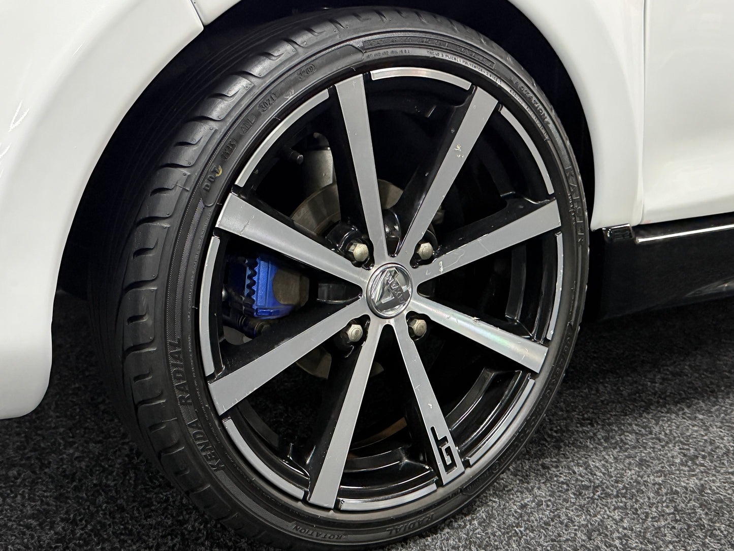 Aixam GTO Sport Weiß | 8 PS Kubota Motor | 45 km/h | Rückfahrkamera / Apple Carplay / Blaue Sicherheitsgurte / GTO Sportsitze | Innerhalb 250 KM Kostenlose Lieferung | Mopedauto | Leichtmobile