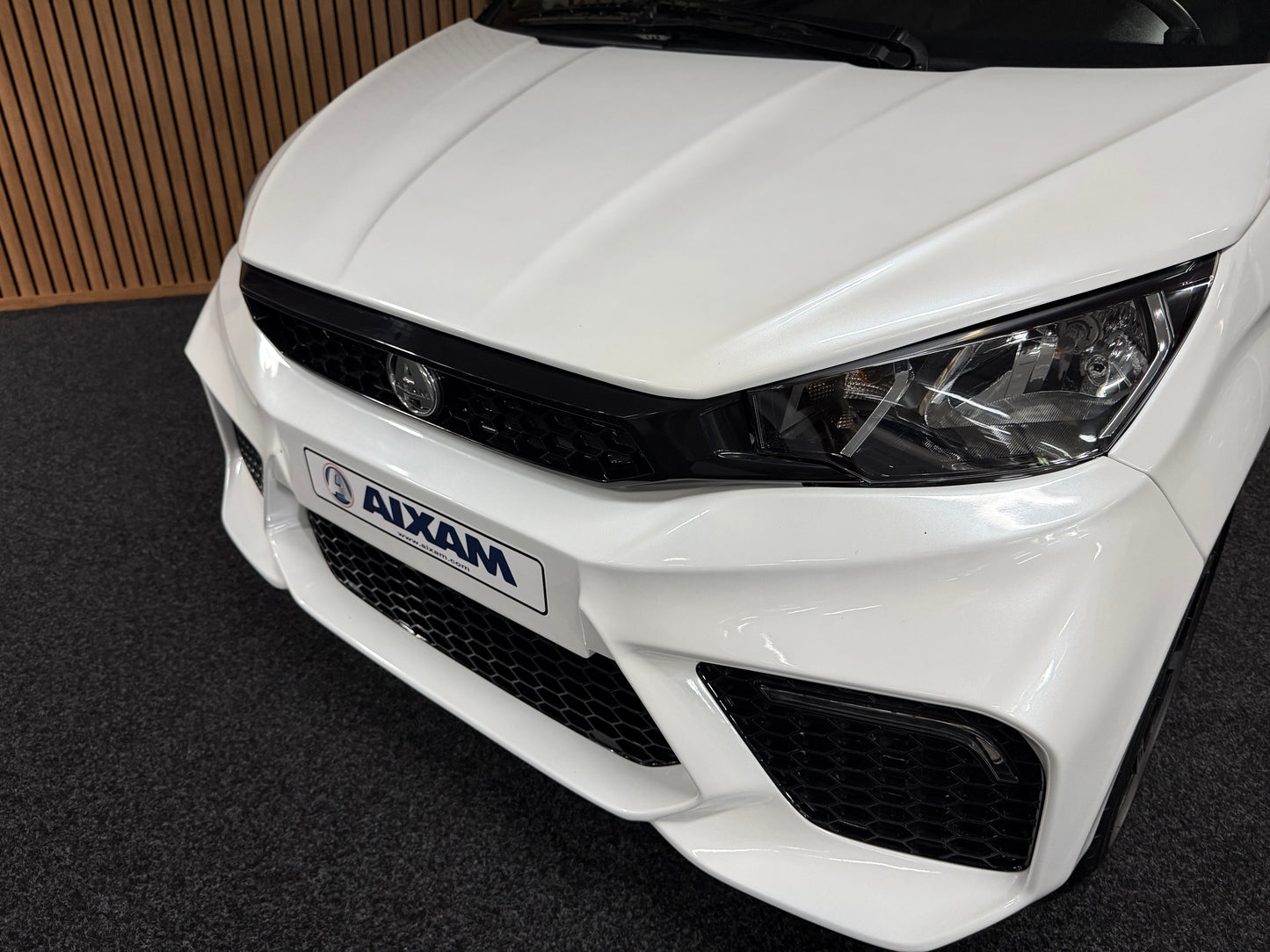 Aixam GTO Sport Weiß | 8 PS Kubota Motor | 45 km/h | Rückfahrkamera / Apple Carplay / Blaue Sicherheitsgurte / GTO Sportsitze | Innerhalb 250 KM Kostenlose Lieferung | Mopedauto | Leichtmobile