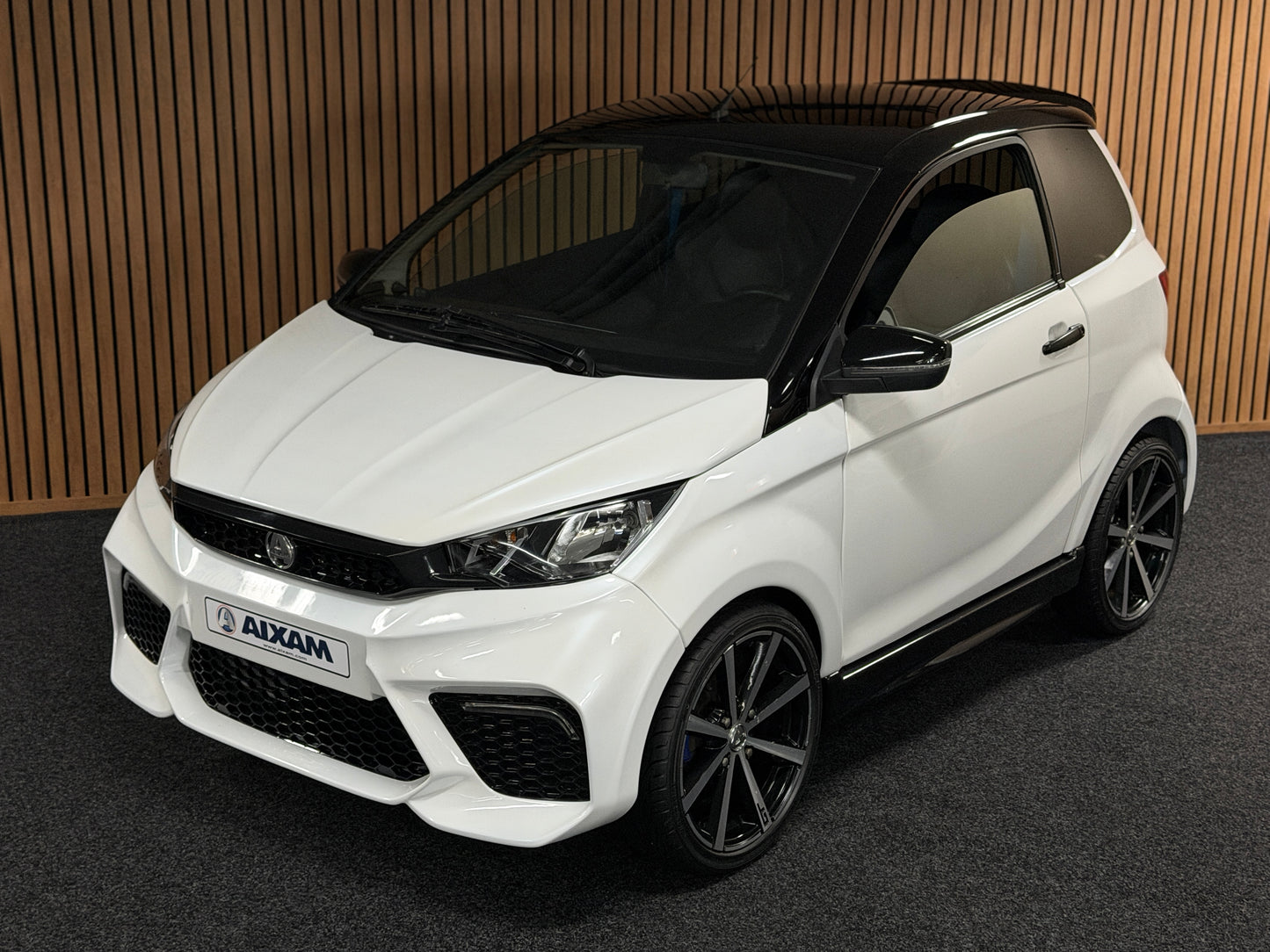Aixam GTO Sport Weiß | 8 PS Kubota Motor | 45 km/h | Rückfahrkamera / Apple Carplay / Blaue Sicherheitsgurte / GTO Sportsitze | Innerhalb 250 KM Kostenlose Lieferung | Mopedauto | Leichtmobile