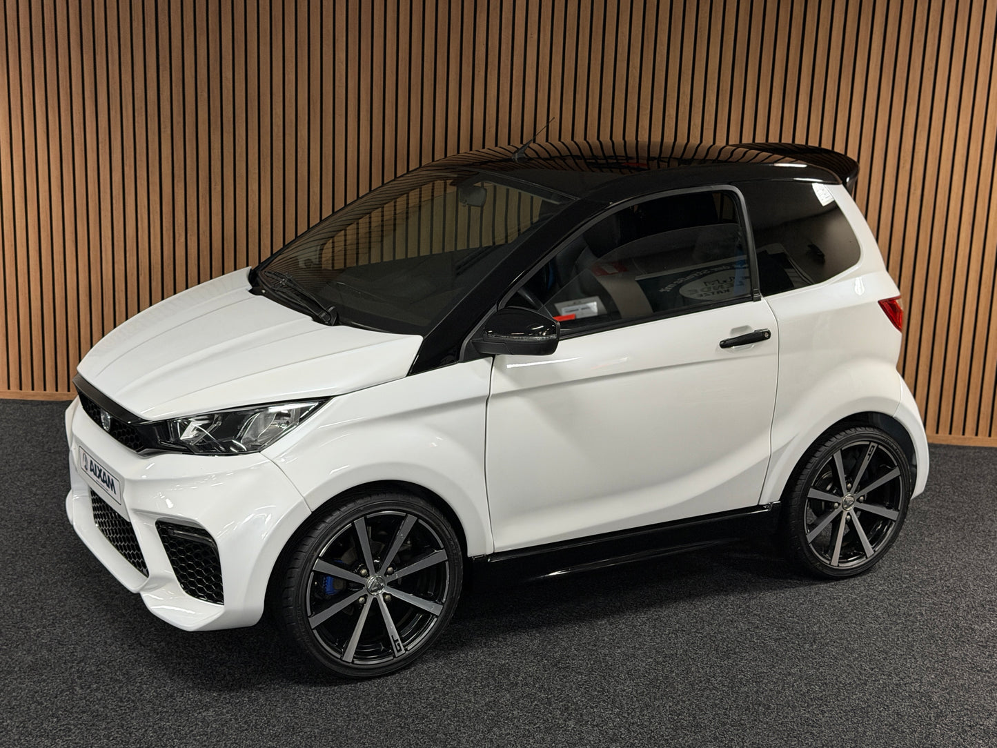 Aixam GTO Sport Weiß | 8 PS Kubota Motor | 45 km/h | Rückfahrkamera / Apple Carplay / Blaue Sicherheitsgurte / GTO Sportsitze | Innerhalb 250 KM Kostenlose Lieferung | Mopedauto | Leichtmobile