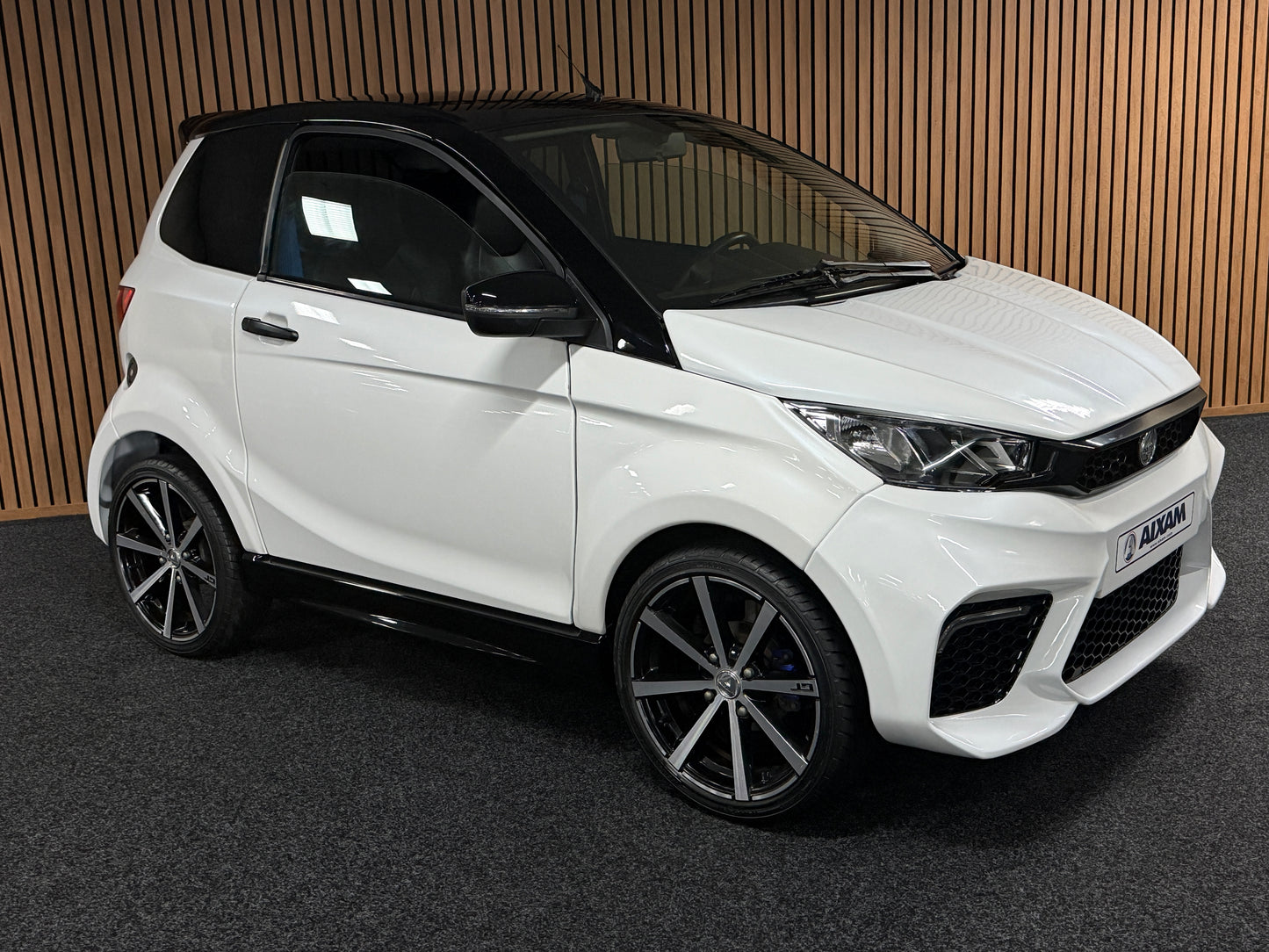 Aixam GTO Sport Weiß | 8 PS Kubota Motor | 45 km/h | Rückfahrkamera / Apple Carplay / Blaue Sicherheitsgurte / GTO Sportsitze | Innerhalb 250 KM Kostenlose Lieferung | Mopedauto | Leichtmobile