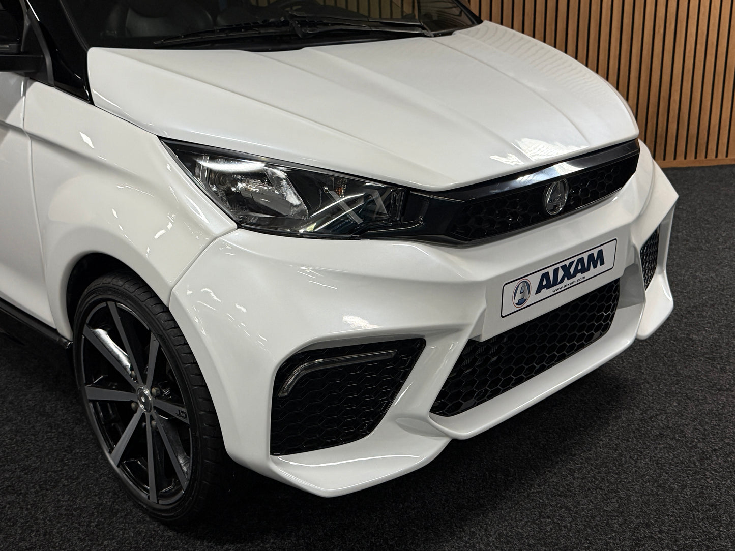 Aixam GTO Sport Weiß | 8 PS Kubota Motor | 45 km/h | Rückfahrkamera / Apple Carplay / Blaue Sicherheitsgurte / GTO Sportsitze | Innerhalb 250 KM Kostenlose Lieferung | Mopedauto | Leichtmobile