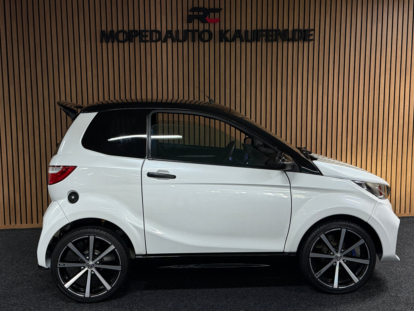 Aixam GTO Sport Weiß | 8 PS Kubota Motor | 45 km/h | Rückfahrkamera / Apple Carplay / Blaue Sicherheitsgurte / GTO Sportsitze | Innerhalb 250 KM Kostenlose Lieferung | Mopedauto | Leichtmobile