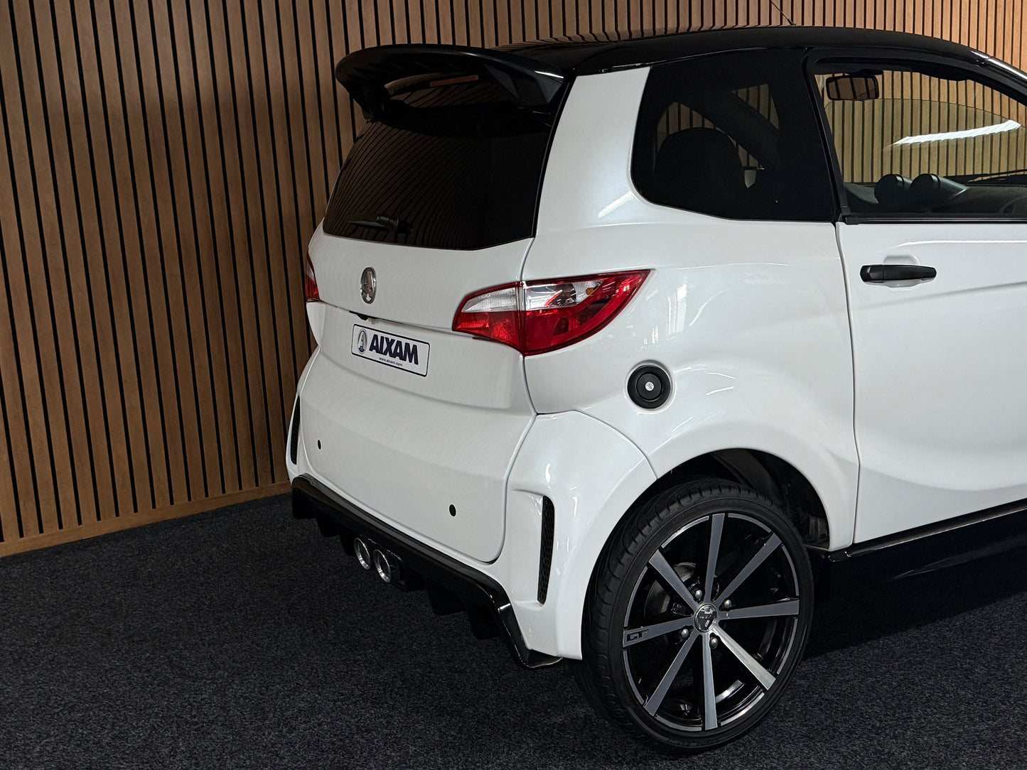 Aixam GTO Sport Weiß | 8 PS Kubota Motor | 45 km/h | Rückfahrkamera / Apple Carplay / Blaue Sicherheitsgurte / GTO Sportsitze | Innerhalb 250 KM Kostenlose Lieferung | Mopedauto | Leichtmobile