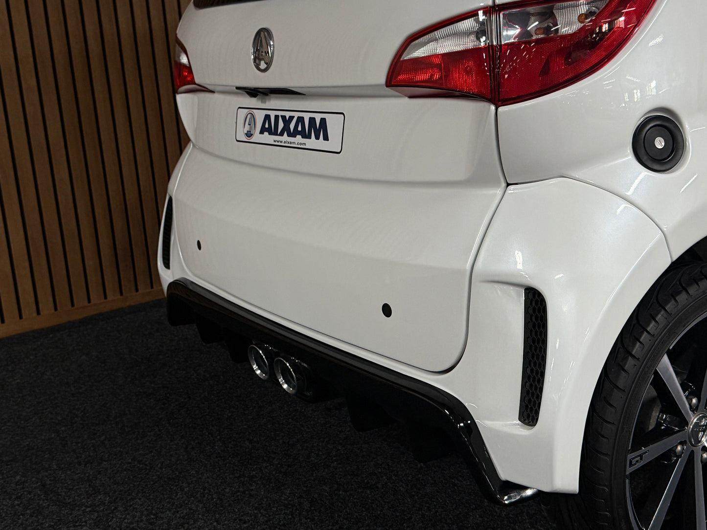 Aixam GTO Sport Weiß | 8 PS Kubota Motor | 45 km/h | Rückfahrkamera / Apple Carplay / Blaue Sicherheitsgurte / GTO Sportsitze | Innerhalb 250 KM Kostenlose Lieferung | Mopedauto | Leichtmobile
