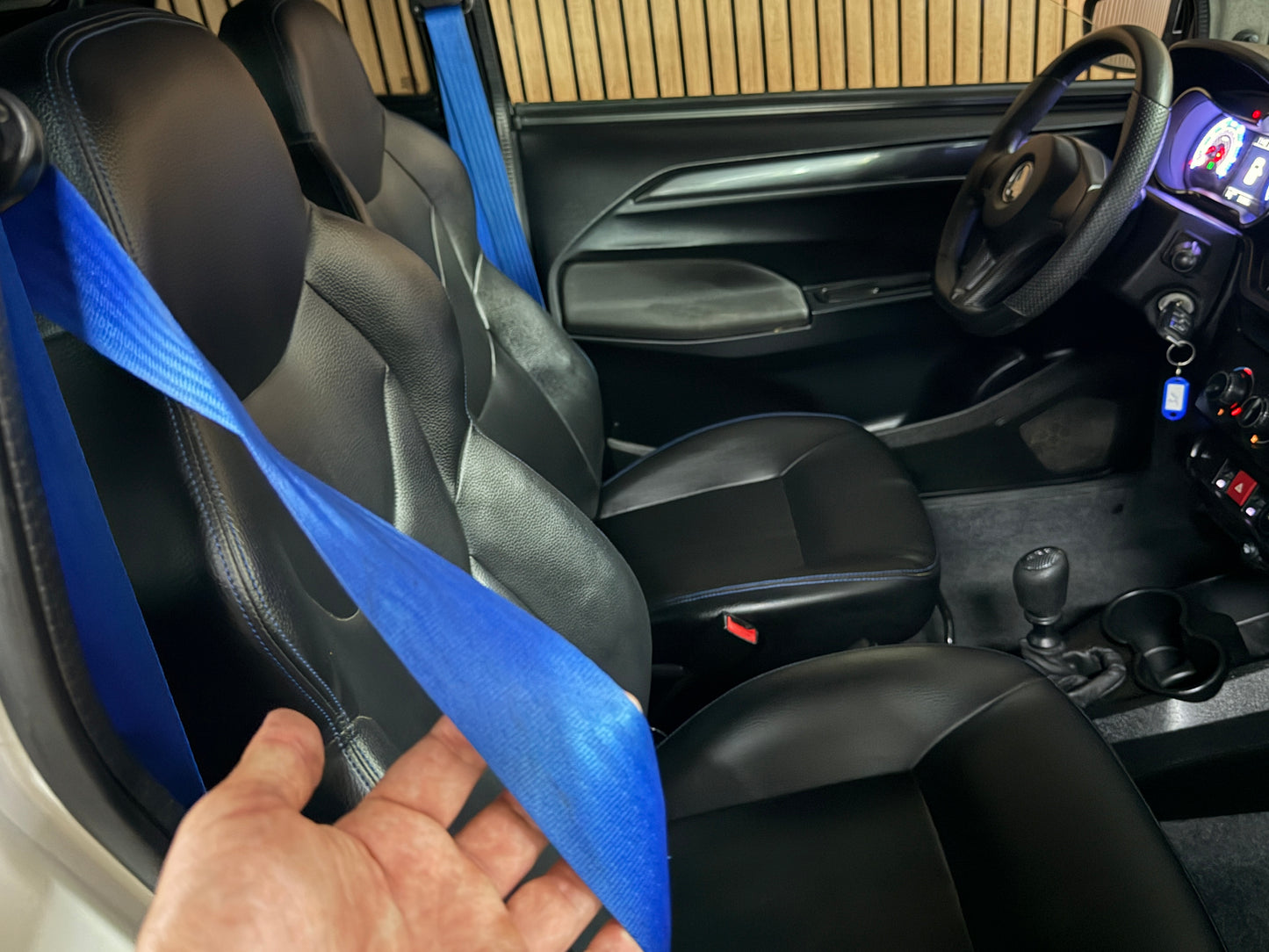 Aixam GTO Sport Weiß | 8 PS Kubota Motor | 45 km/h | Rückfahrkamera / Apple Carplay / Blaue Sicherheitsgurte / GTO Sportsitze | Innerhalb 250 KM Kostenlose Lieferung | Mopedauto | Leichtmobile