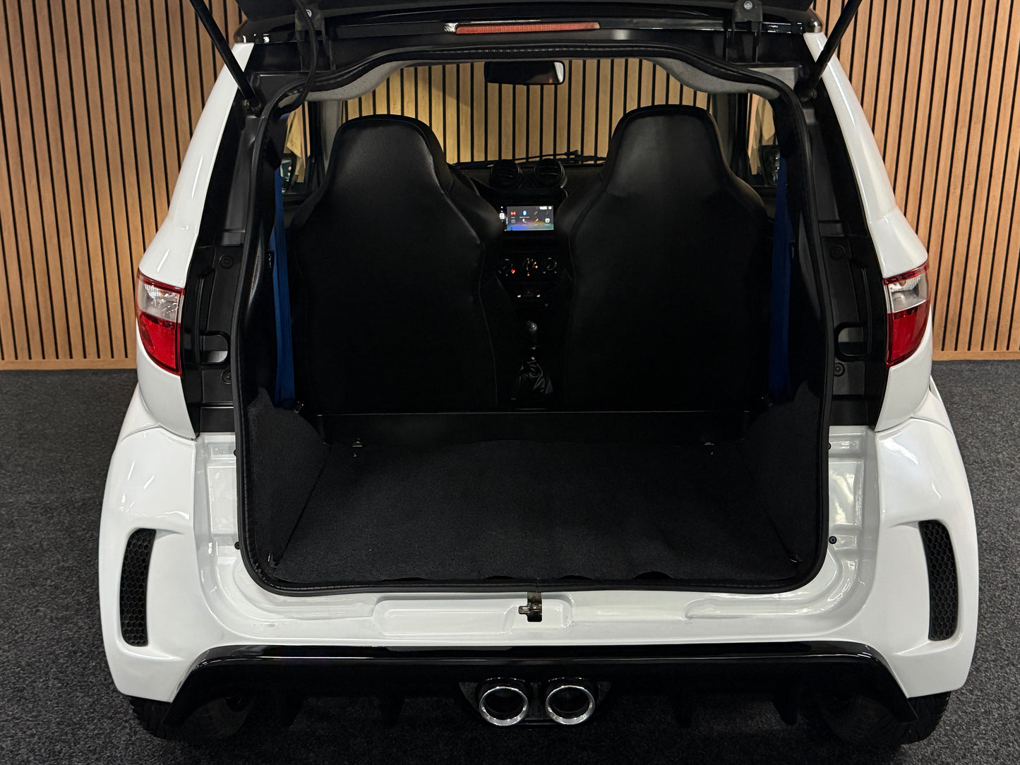 Aixam GTO Sport Weiß | 8 PS Kubota Motor | 45 km/h | Rückfahrkamera / Apple Carplay / Blaue Sicherheitsgurte / GTO Sportsitze | Innerhalb 250 KM Kostenlose Lieferung | Mopedauto | Leichtmobile