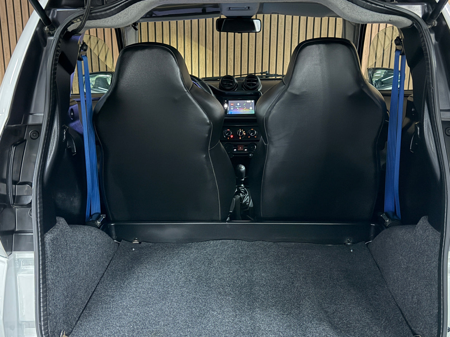 Aixam GTO Sport Weiß | 8 PS Kubota Motor | 45 km/h | Rückfahrkamera / Apple Carplay / Blaue Sicherheitsgurte / GTO Sportsitze | Innerhalb 250 KM Kostenlose Lieferung | Mopedauto | Leichtmobile