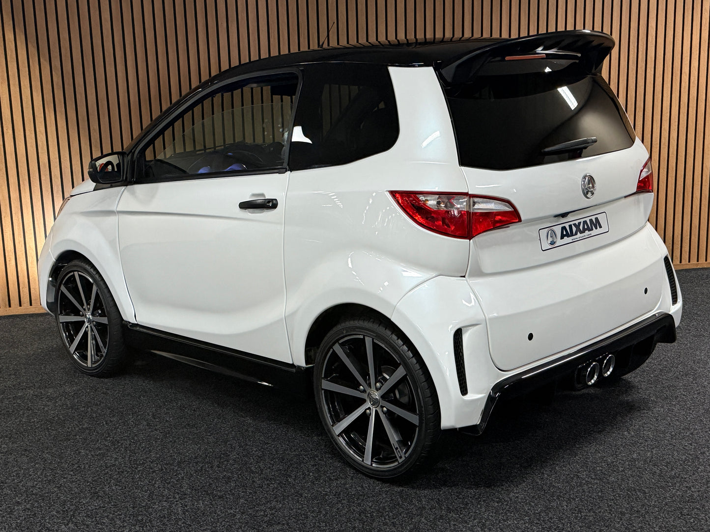 Aixam GTO Sport Weiß | 8 PS Kubota Motor | 45 km/h | Rückfahrkamera / Apple Carplay / Blaue Sicherheitsgurte / GTO Sportsitze | Innerhalb 250 KM Kostenlose Lieferung | Mopedauto | Leichtmobile
