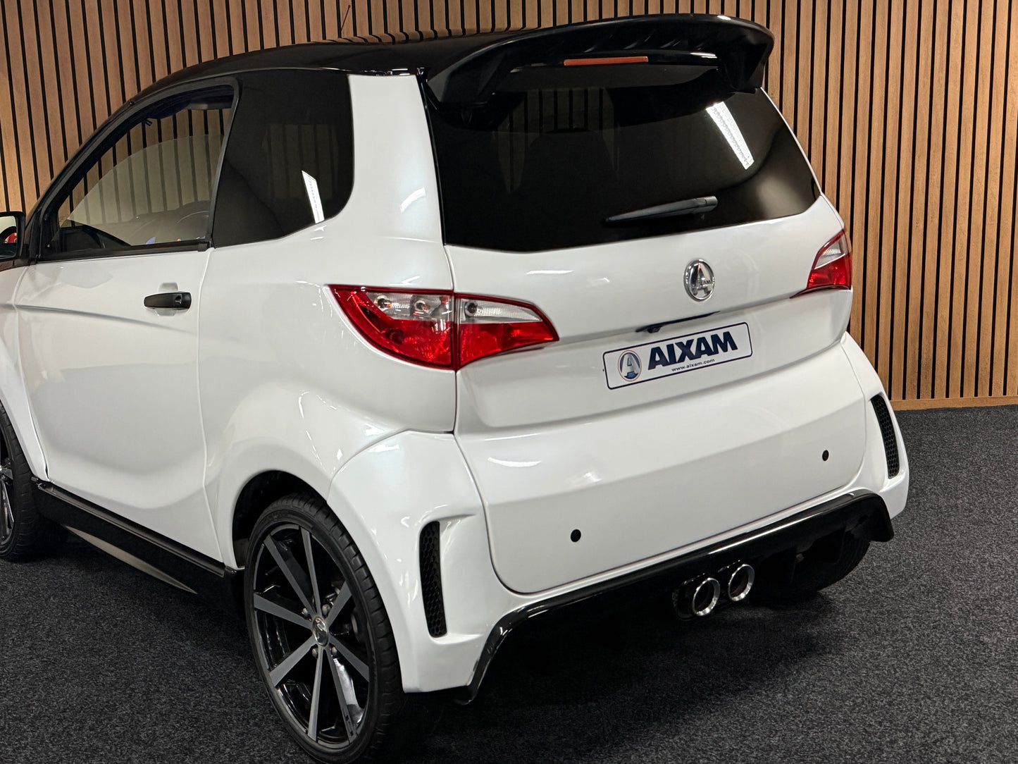 Aixam GTO Sport Weiß | 8 PS Kubota Motor | 45 km/h | Rückfahrkamera / Apple Carplay / Blaue Sicherheitsgurte / GTO Sportsitze | Innerhalb 250 KM Kostenlose Lieferung | Mopedauto | Leichtmobile