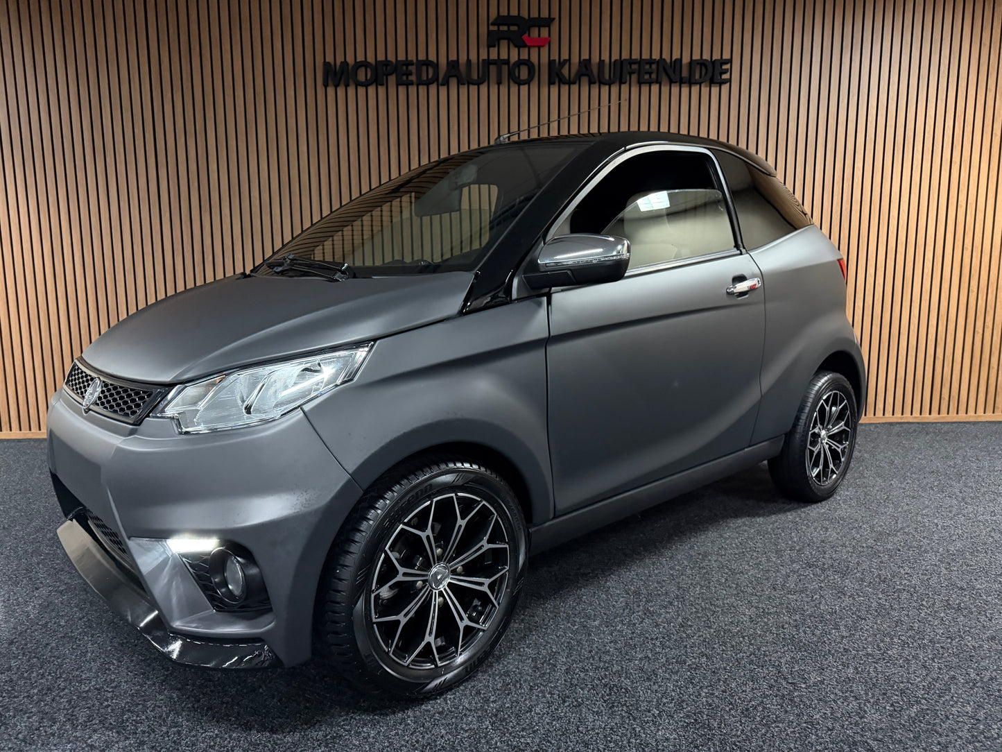 Aixam Coupé Sport Matt Grau |  8 PS Kubota | Rückfahrkamera | Multi-Media Touch | 45 km/h | Innerhalb 250 KM Kostenlose Lieferung | Mopedauto | Leichtmobile