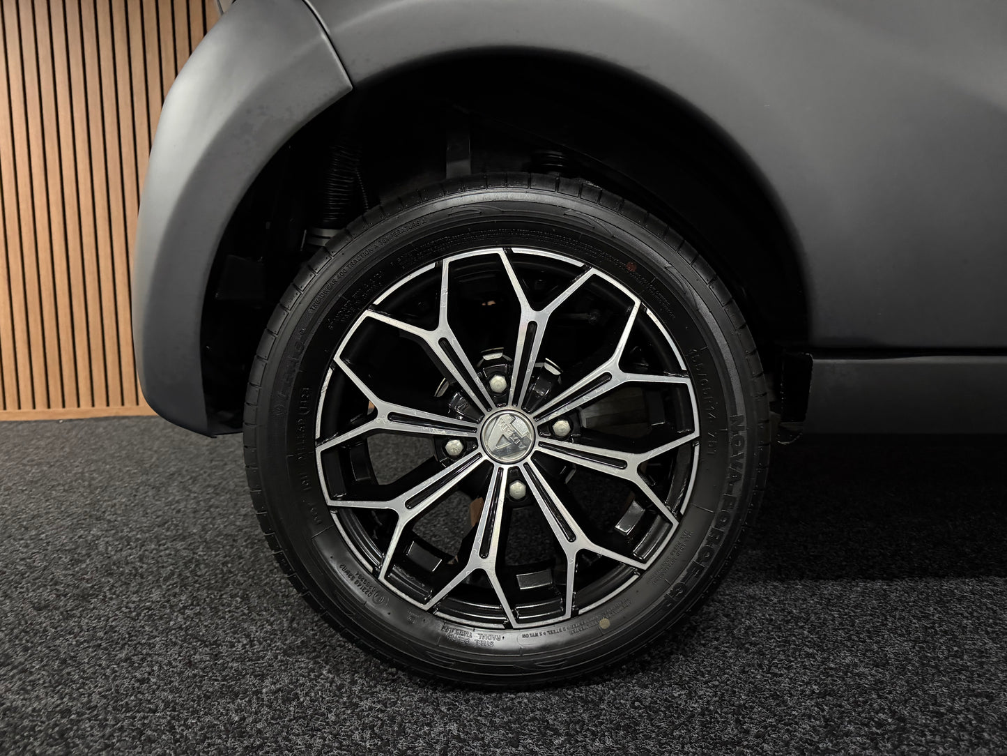 Aixam Coupé Sport Matt Grau |  8 PS Kubota | Rückfahrkamera | Multi-Media Touch | 45 km/h | Innerhalb 250 KM Kostenlose Lieferung | Mopedauto | Leichtmobile