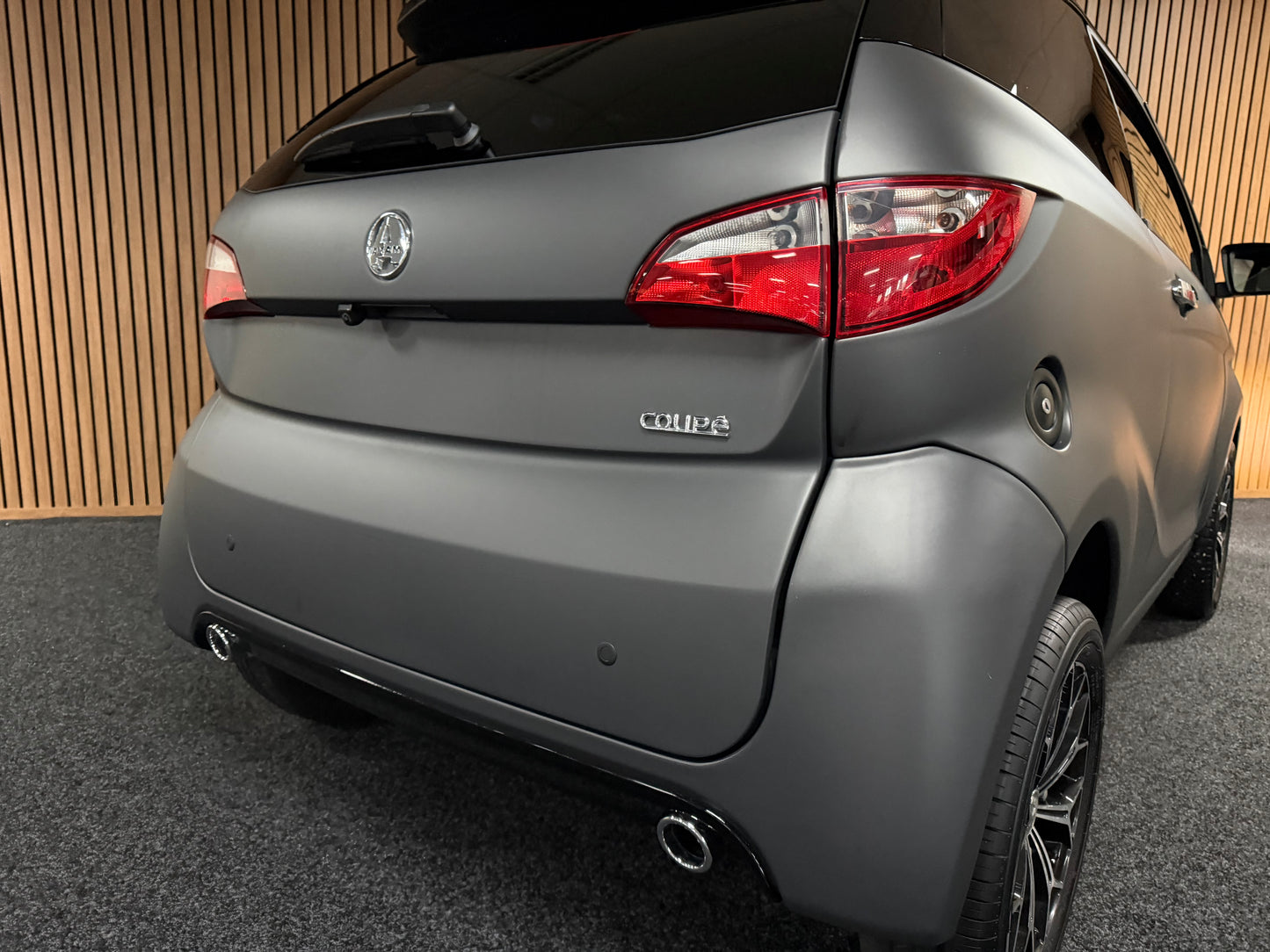 Aixam Coupé Sport Matt Grau |  8 PS Kubota | Rückfahrkamera | Multi-Media Touch | 45 km/h | Innerhalb 250 KM Kostenlose Lieferung | Mopedauto | Leichtmobile