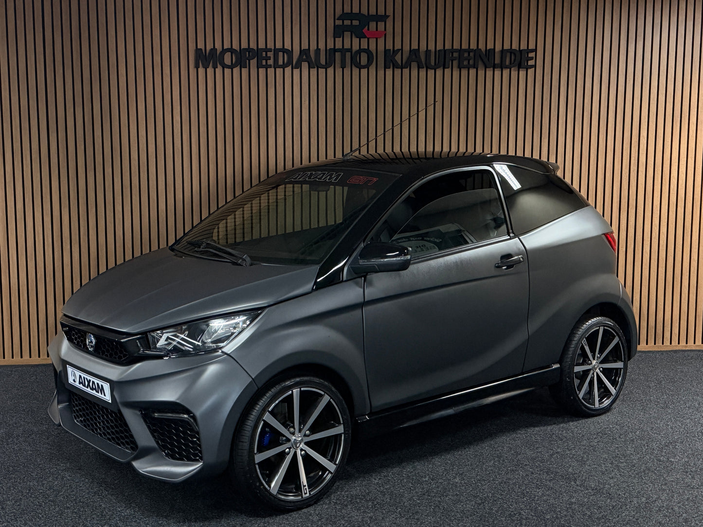 Aixam GTI Coupe Matt Grau 2023 / Apple Carplay / Spotify / DAB+ | 8 PS Kubota Motor | 45 km/h | Rückfahrkamera | Innerhalb 250 KM Kostenlose Lieferung | Mopedauto | Leichtmobile
