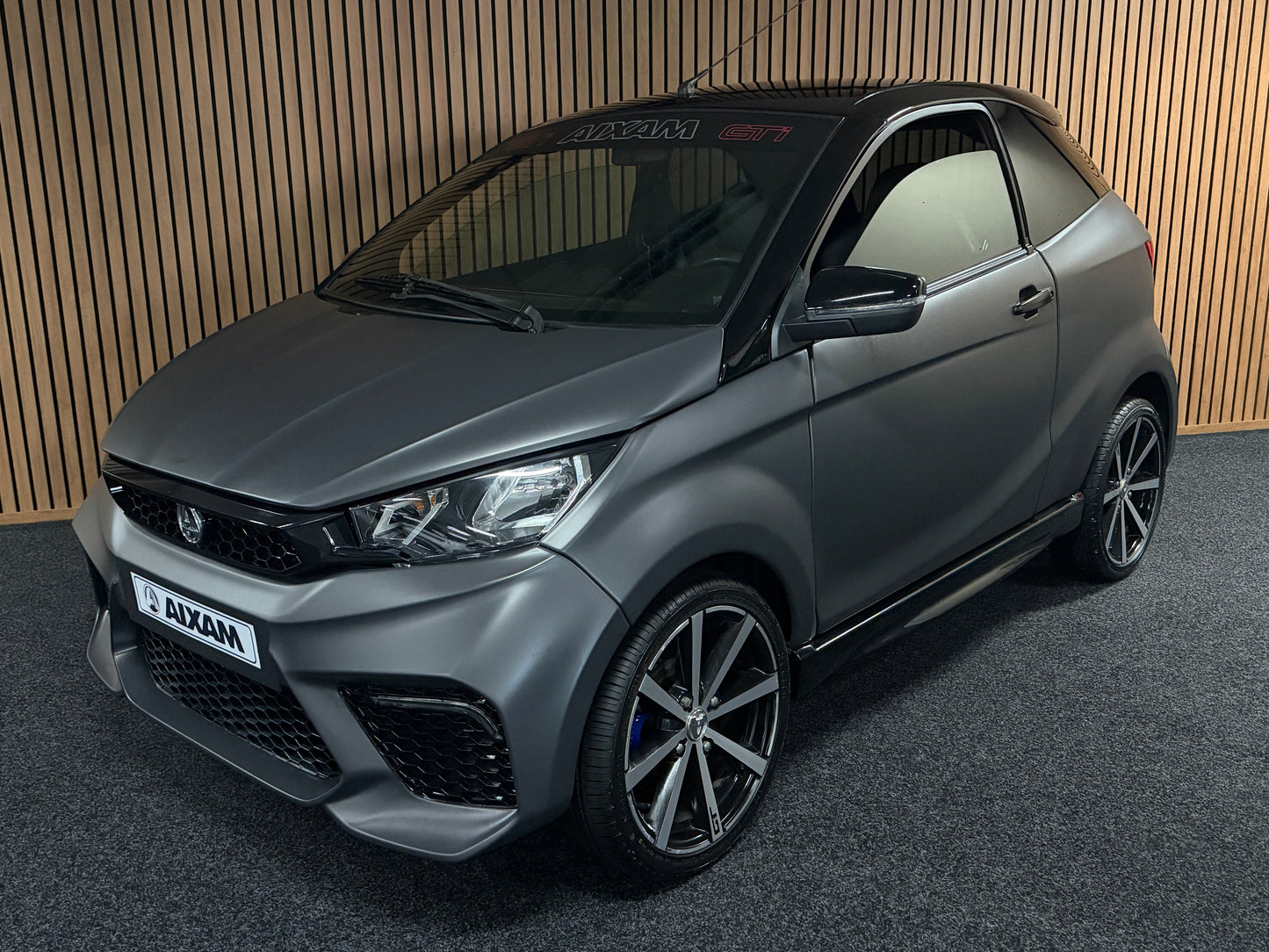 Aixam GTI Coupe Matt Grau 2023 / Apple Carplay / Spotify / DAB+ | 8 PS Kubota Motor | 45 km/h | Rückfahrkamera | Innerhalb 250 KM Kostenlose Lieferung | Mopedauto | Leichtmobile