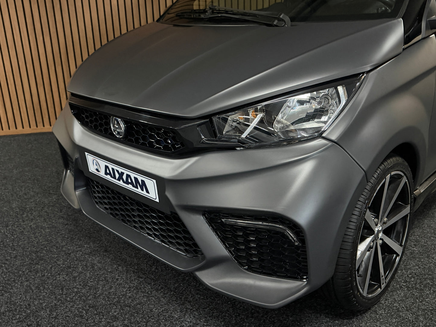 Aixam GTI Coupe Matt Grau 2023 / Apple Carplay / Spotify / DAB+ | 8 PS Kubota Motor | 45 km/h | Rückfahrkamera | Innerhalb 250 KM Kostenlose Lieferung | Mopedauto | Leichtmobile