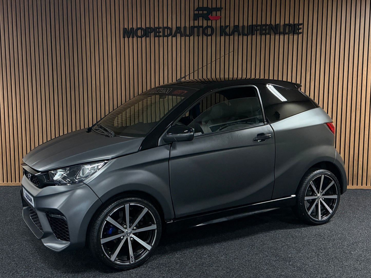 Aixam GTI Coupe Matt Grau 2023 / Apple Carplay / Spotify / DAB+ | 8 PS Kubota Motor | 45 km/h | Rückfahrkamera | Innerhalb 250 KM Kostenlose Lieferung | Mopedauto | Leichtmobile